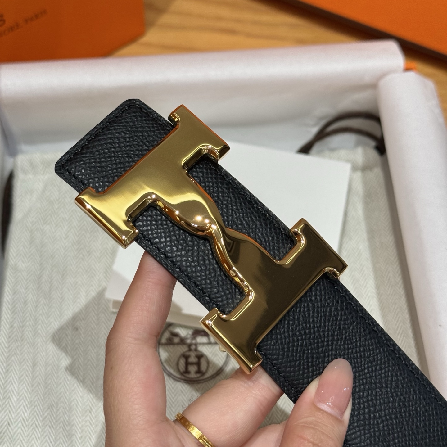 H家男款腰带 - シンプルで洗練されたデザインの両面使用可能