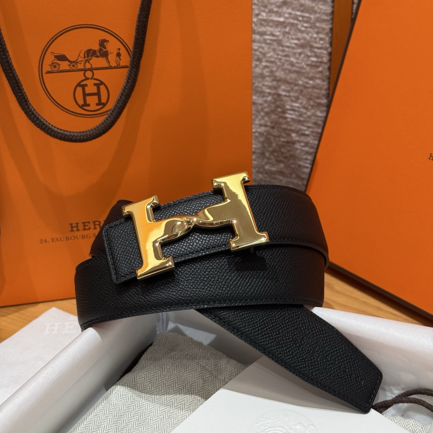 H家男款腰带 - シンプルで洗練されたデザインの両面使用可能