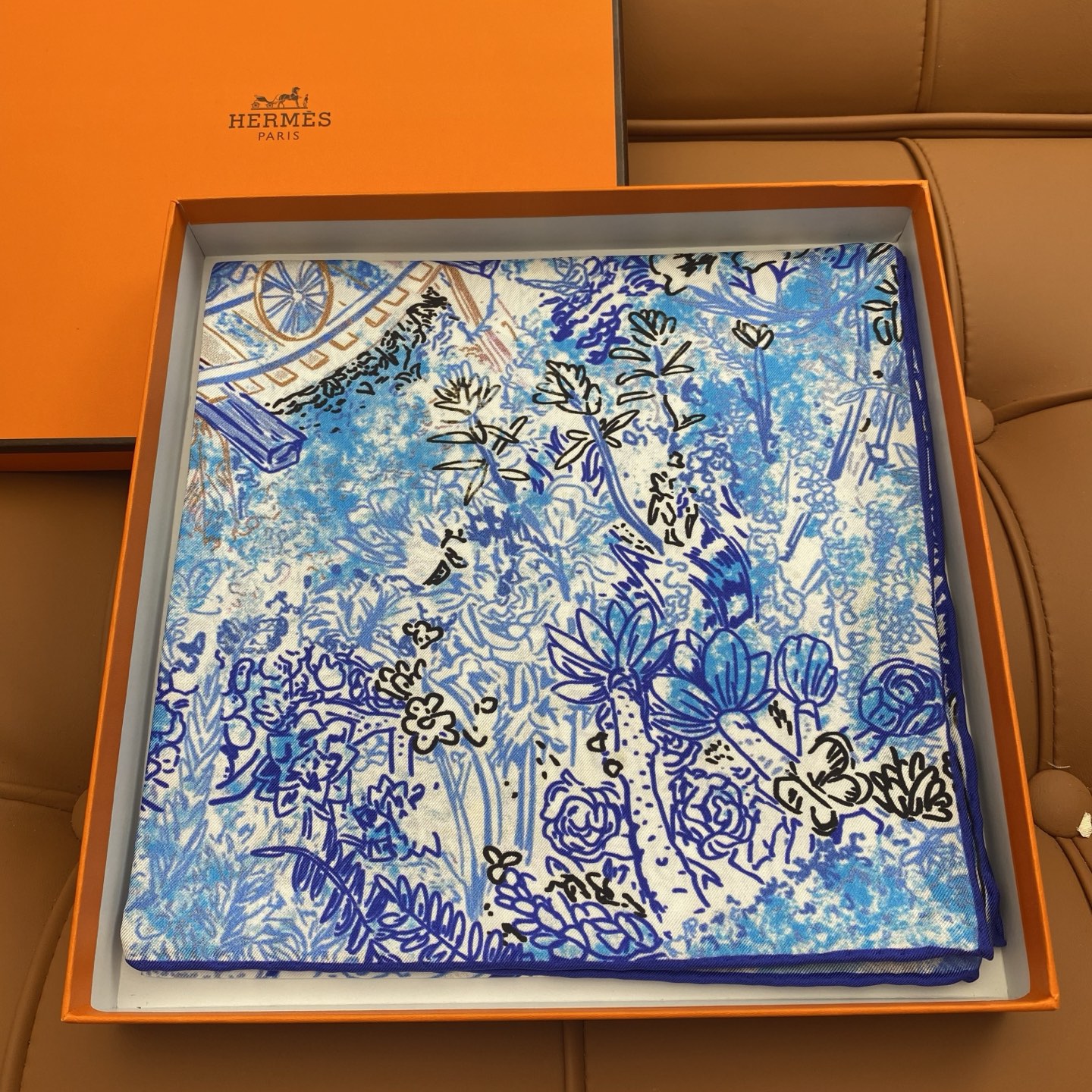 HERMES. 25s专店新款真丝方巾🆕
原版18姆米斜纹真丝 双面丝印套色饱满！
百分百100%桑蚕丝