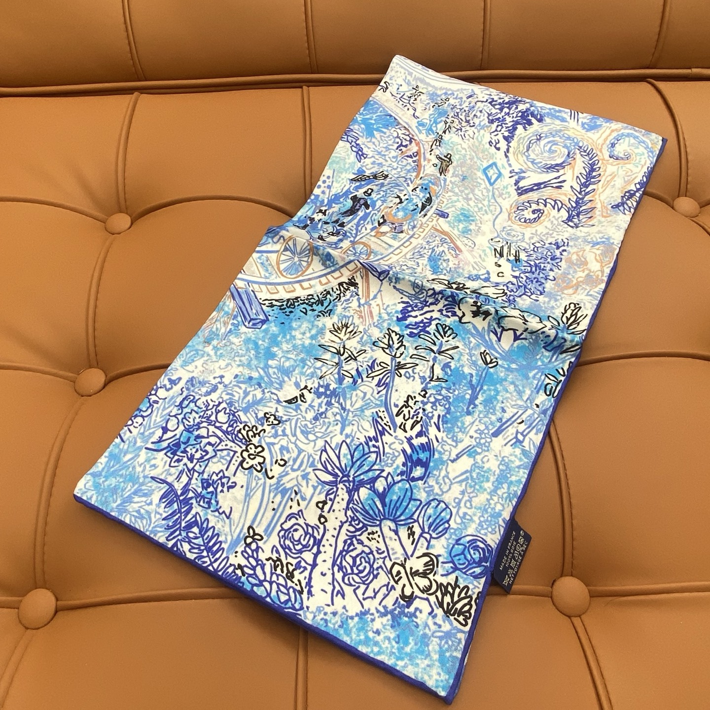 HERMES. 25s专店新款真丝方巾🆕
原版18姆米斜纹真丝 双面丝印套色饱满！
百分百100%桑蚕丝