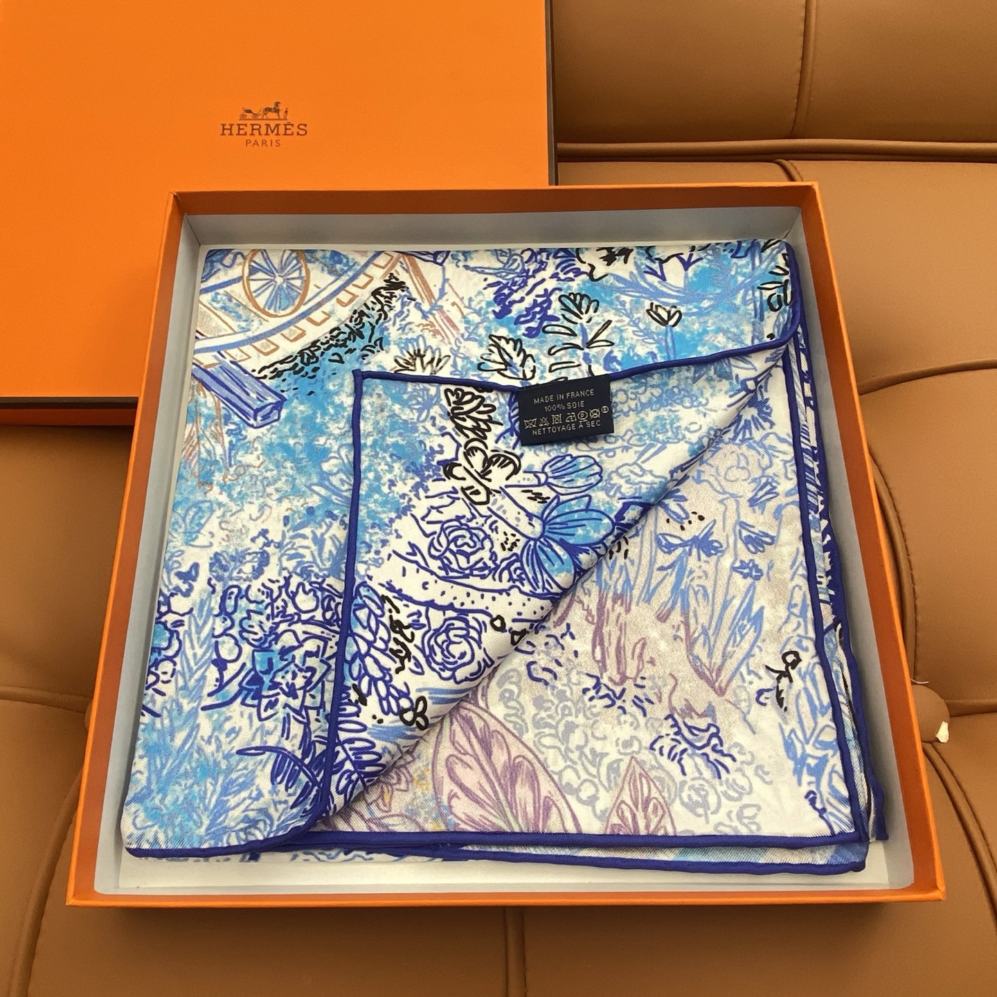 HERMES. 25s专店新款真丝方巾🆕
原版18姆米斜纹真丝 双面丝印套色饱满！
百分百100%桑蚕丝