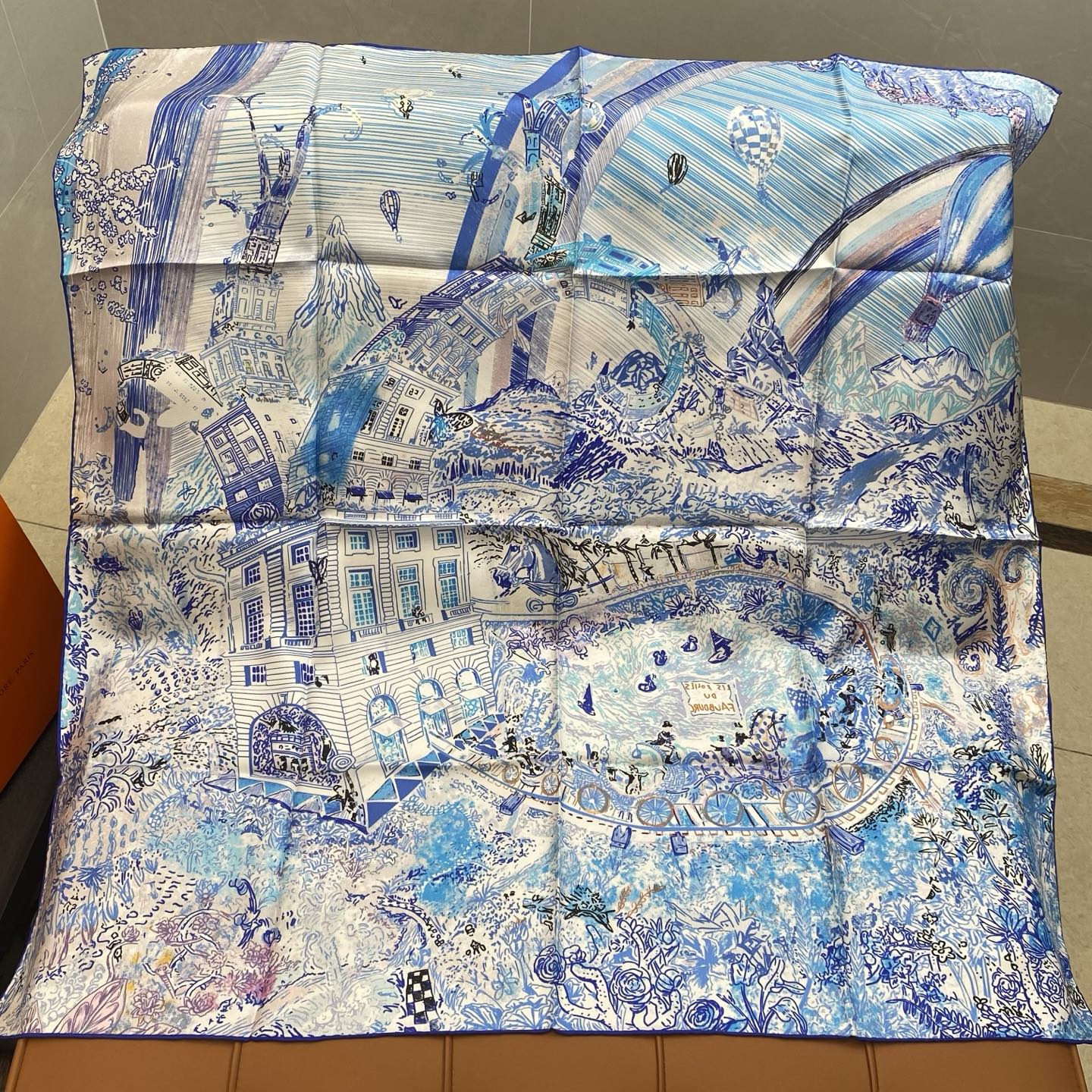 HERMES. 25s专店新款真丝方巾🆕
原版18姆米斜纹真丝 双面丝印套色饱满！
百分百100%桑蚕丝