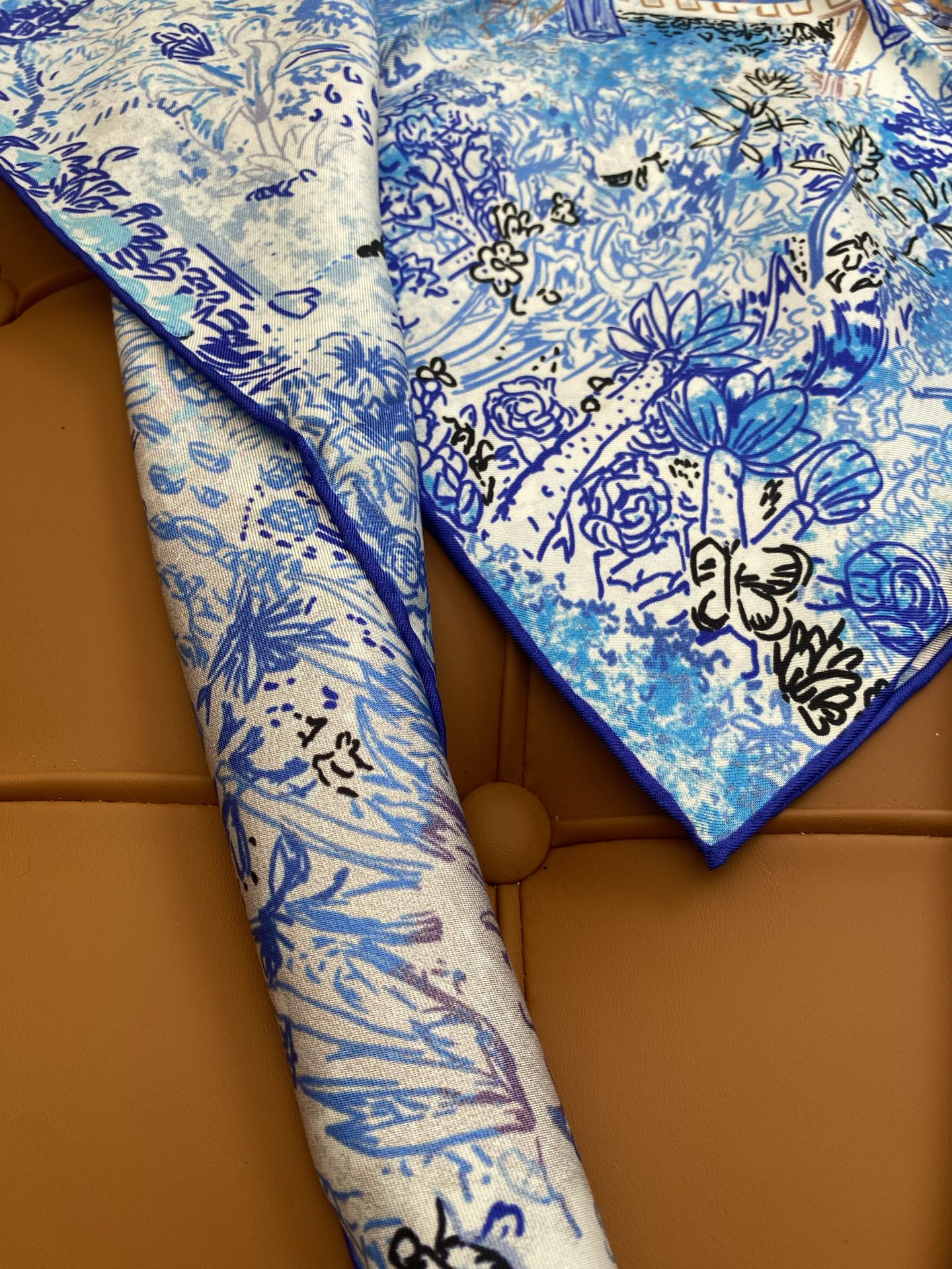 HERMES. 25s专店新款真丝方巾🆕
原版18姆米斜纹真丝 双面丝印套色饱满！
百分百100%桑蚕丝