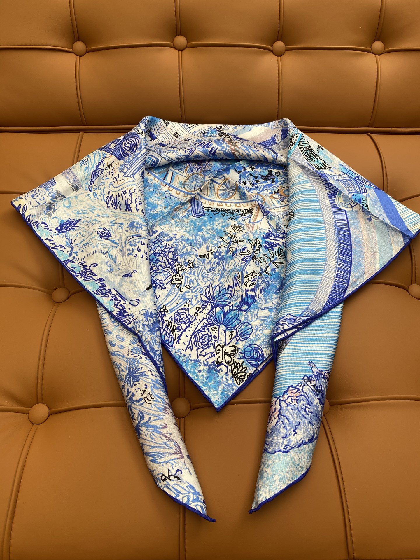 HERMES. 25s专店新款真丝方巾🆕
原版18姆米斜纹真丝 双面丝印套色饱满！
百分百100%桑蚕丝