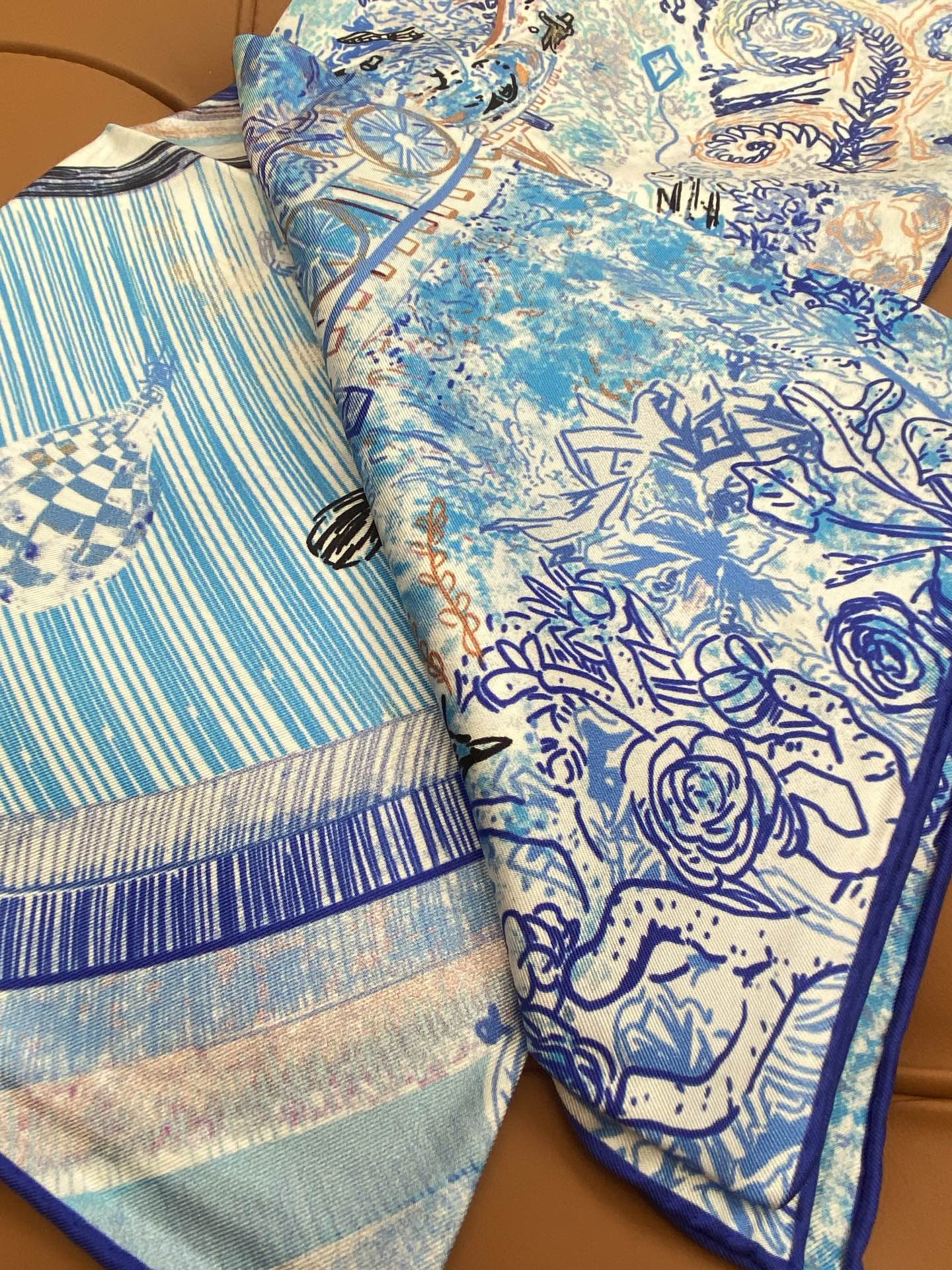 HERMES. 25s专店新款真丝方巾🆕
原版18姆米斜纹真丝 双面丝印套色饱满！
百分百100%桑蚕丝