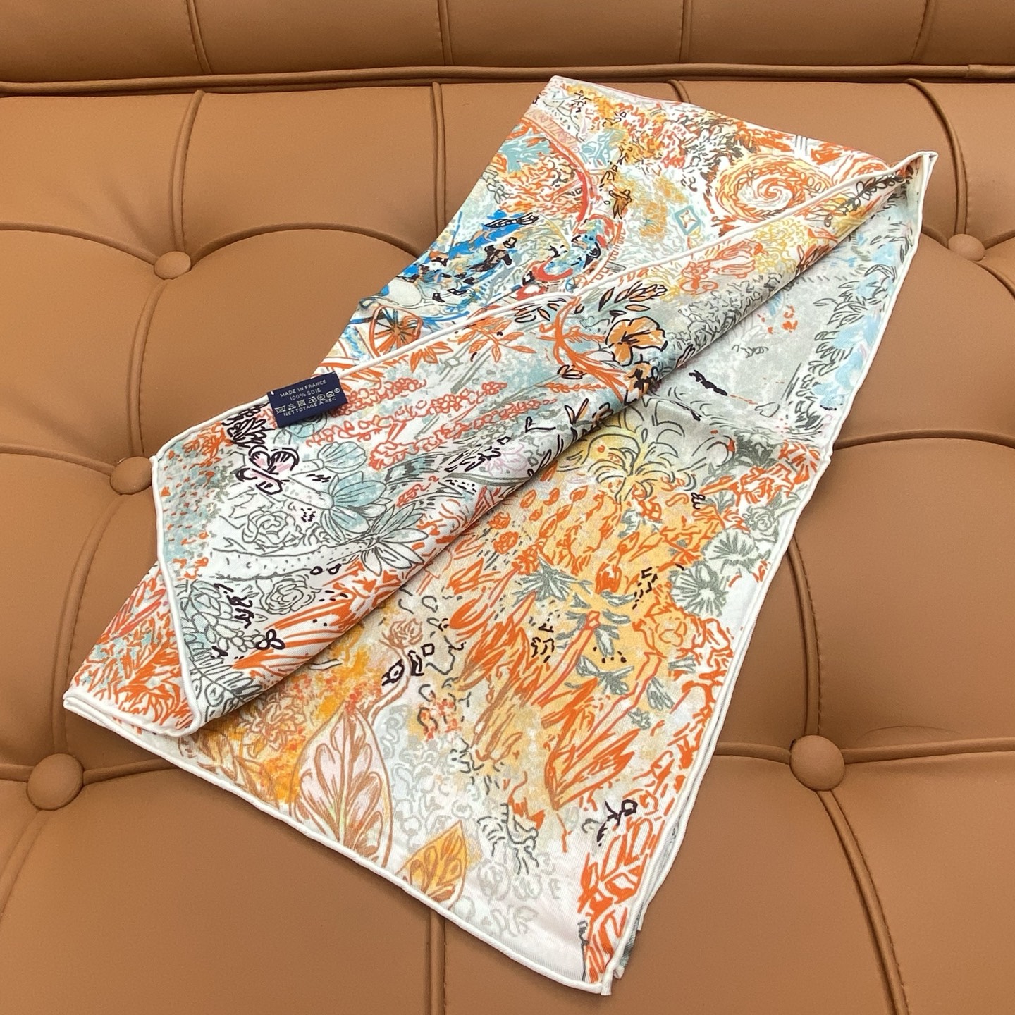 HERMES. 25s专店新款真丝方巾🆕
原版18姆米斜纹真丝 双面丝印套色饱满！
百分百100%桑蚕丝