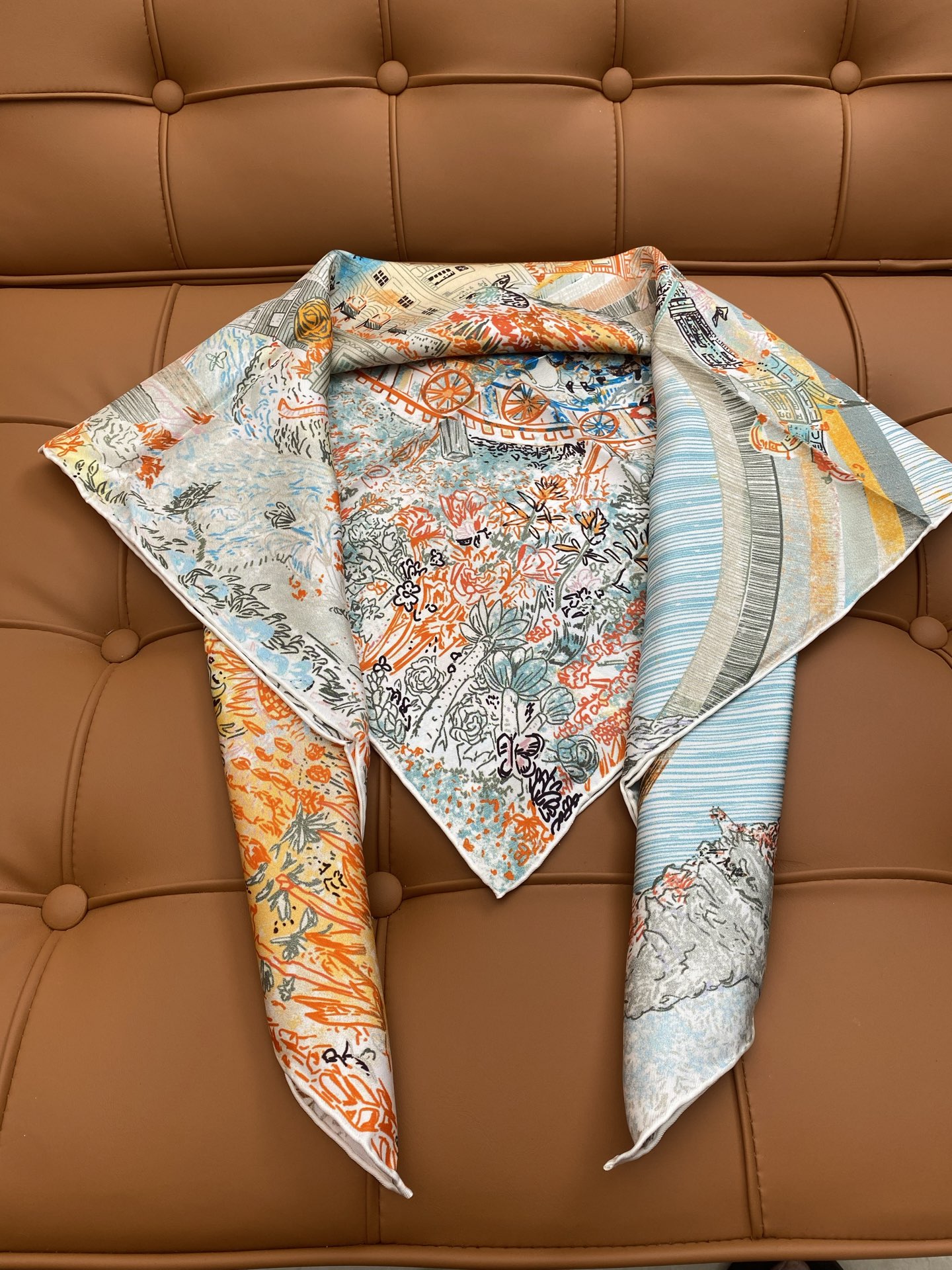 HERMES. 25s专店新款真丝方巾🆕
原版18姆米斜纹真丝 双面丝印套色饱满！
百分百100%桑蚕丝