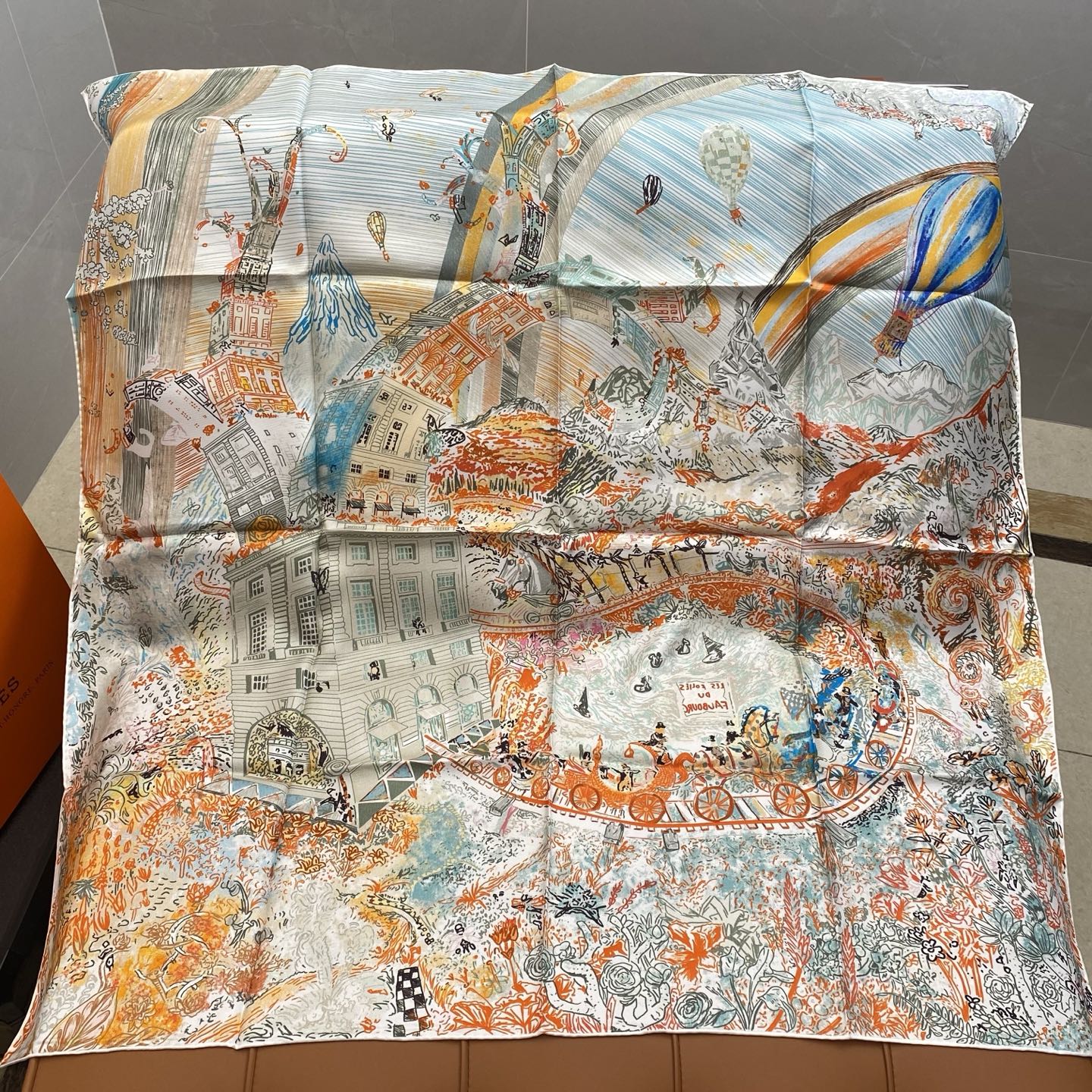 HERMES. 25s专店新款真丝方巾🆕
原版18姆米斜纹真丝 双面丝印套色饱满！
百分百100%桑蚕丝