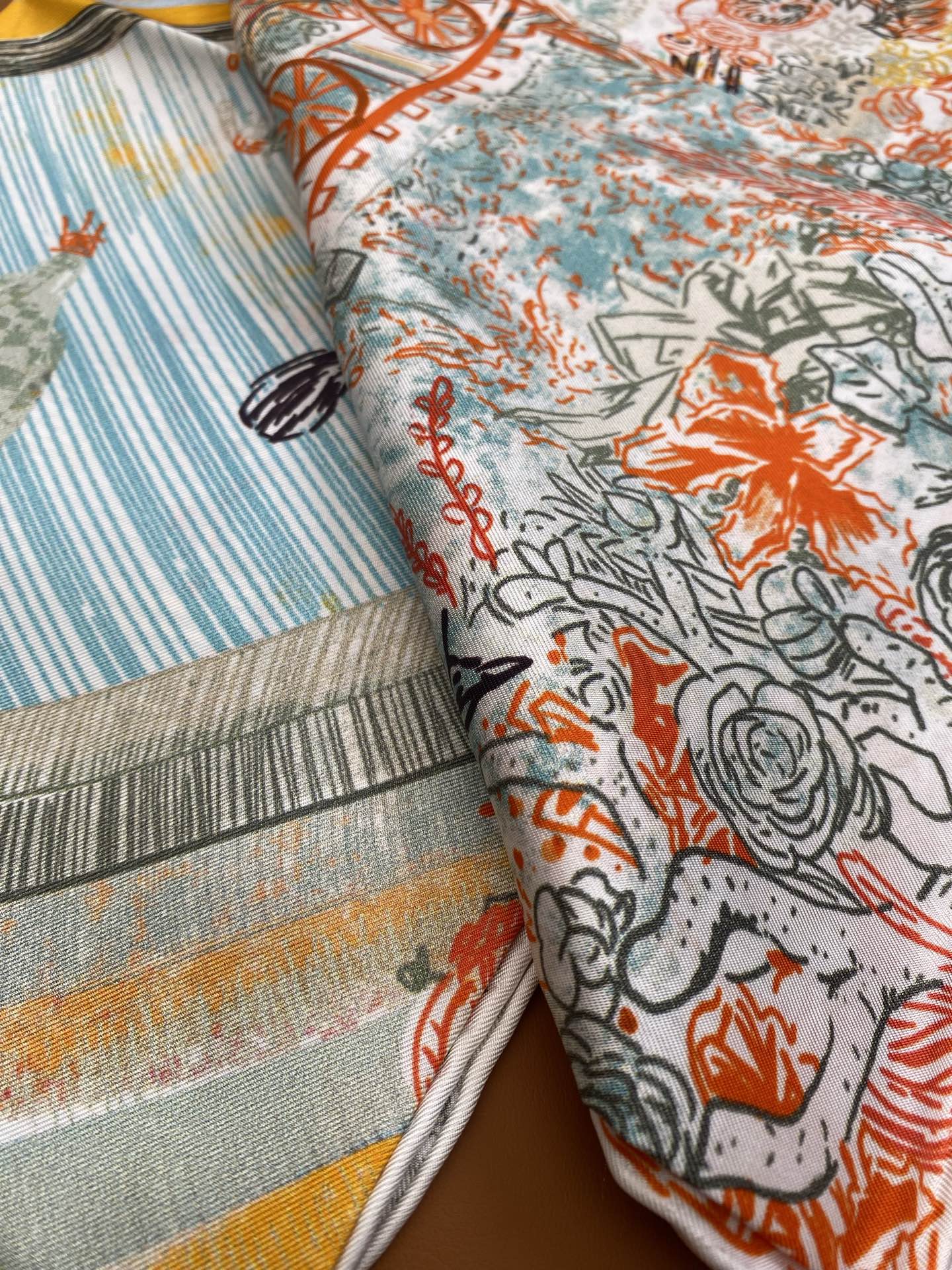 HERMES. 25s专店新款真丝方巾🆕
原版18姆米斜纹真丝 双面丝印套色饱满！
百分百100%桑蚕丝