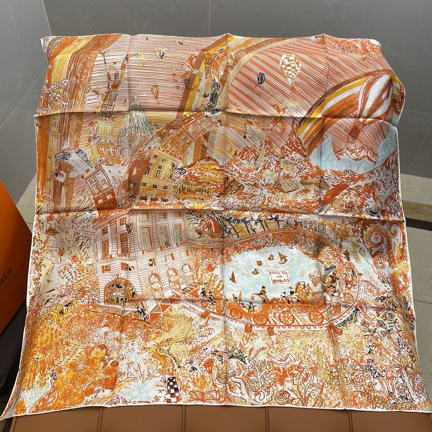  HERMES. 25s专店新款真丝方巾🆕
原版18姆米斜纹真丝 双面丝印套色饱满！
百分百100%桑蚕