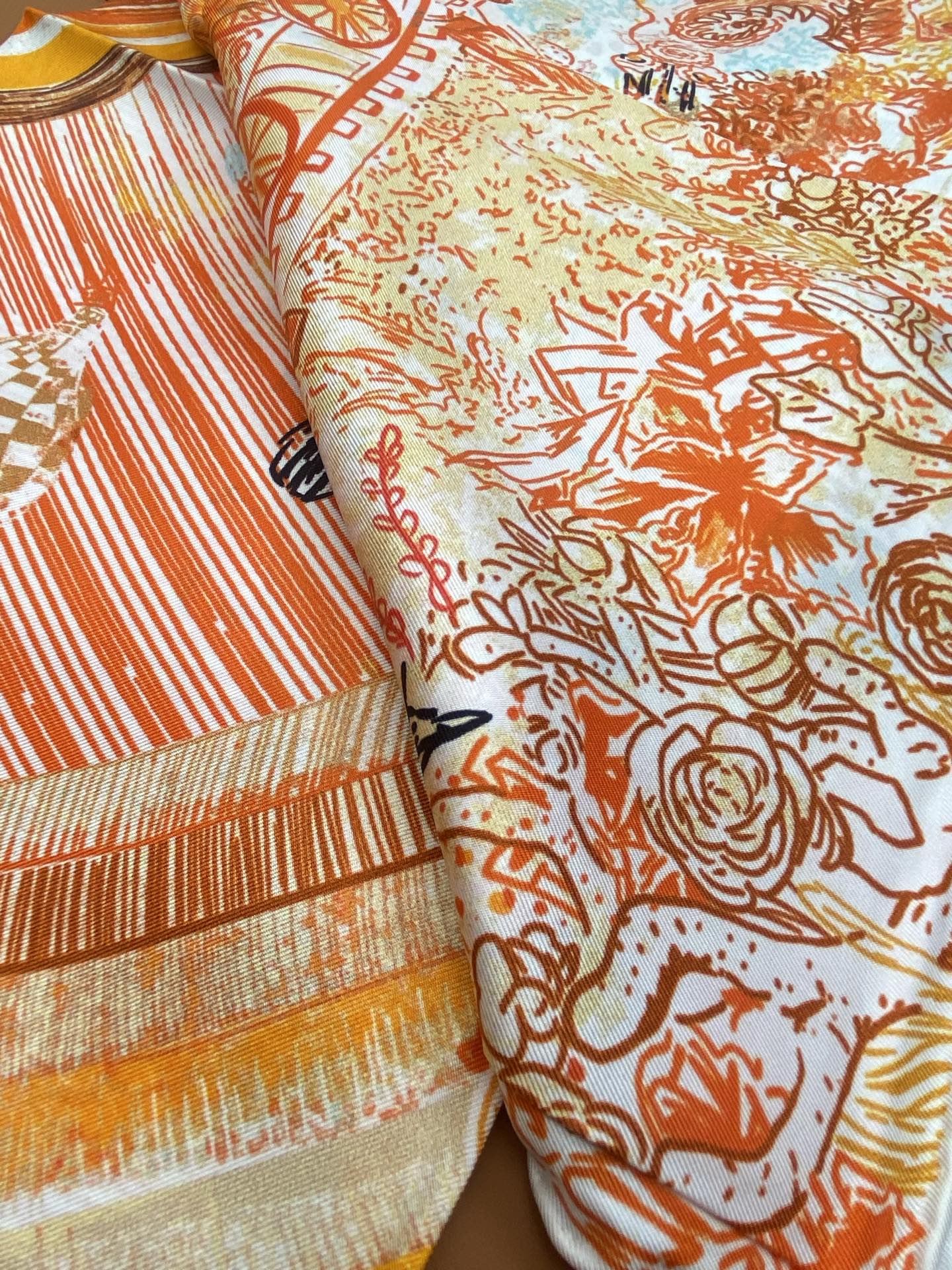  HERMES. 25s专店新款真丝方巾🆕
原版18姆米斜纹真丝 双面丝印套色饱满！
百分百100%桑蚕