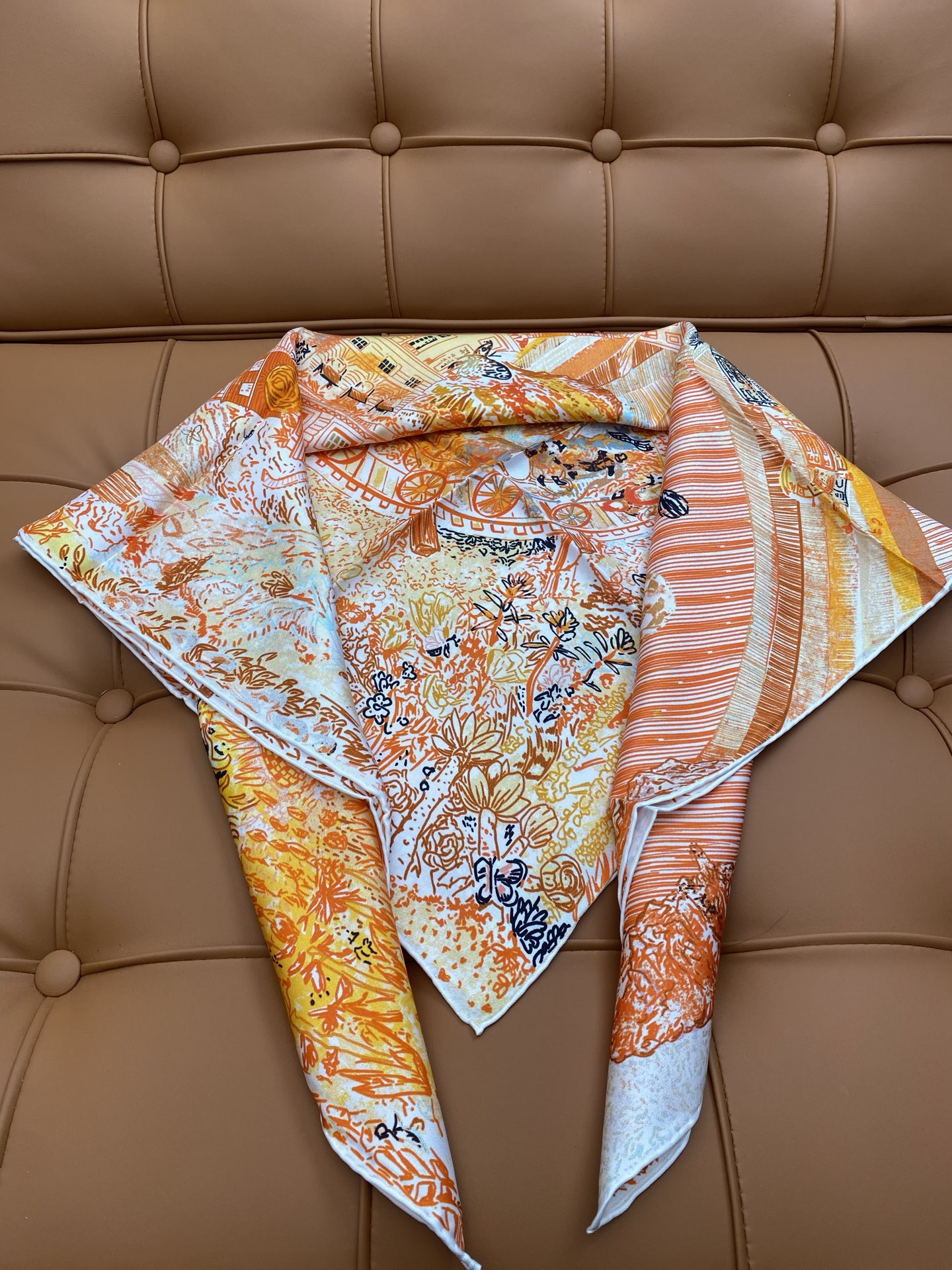  HERMES. 25s专店新款真丝方巾🆕
原版18姆米斜纹真丝 双面丝印套色饱满！
百分百100%桑蚕