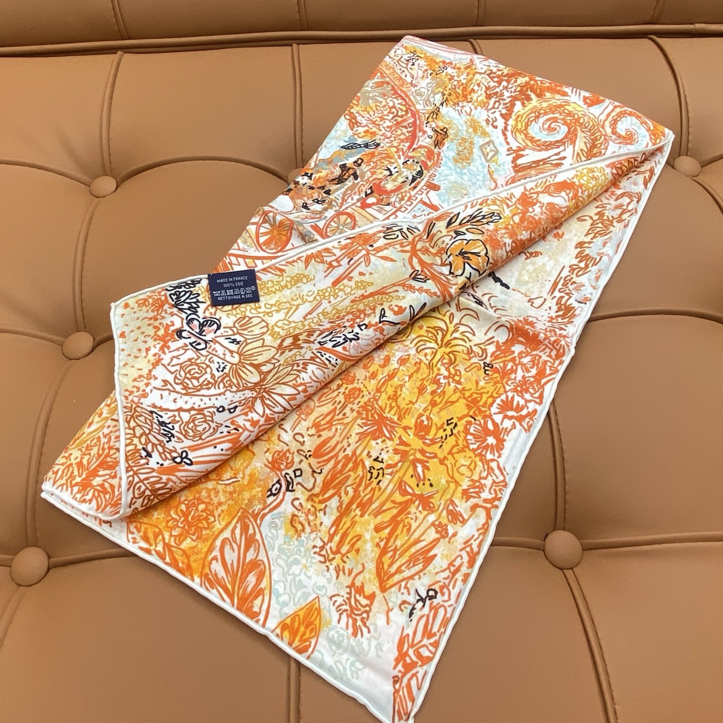  HERMES. 25s专店新款真丝方巾🆕
原版18姆米斜纹真丝 双面丝印套色饱满！
百分百100%桑蚕