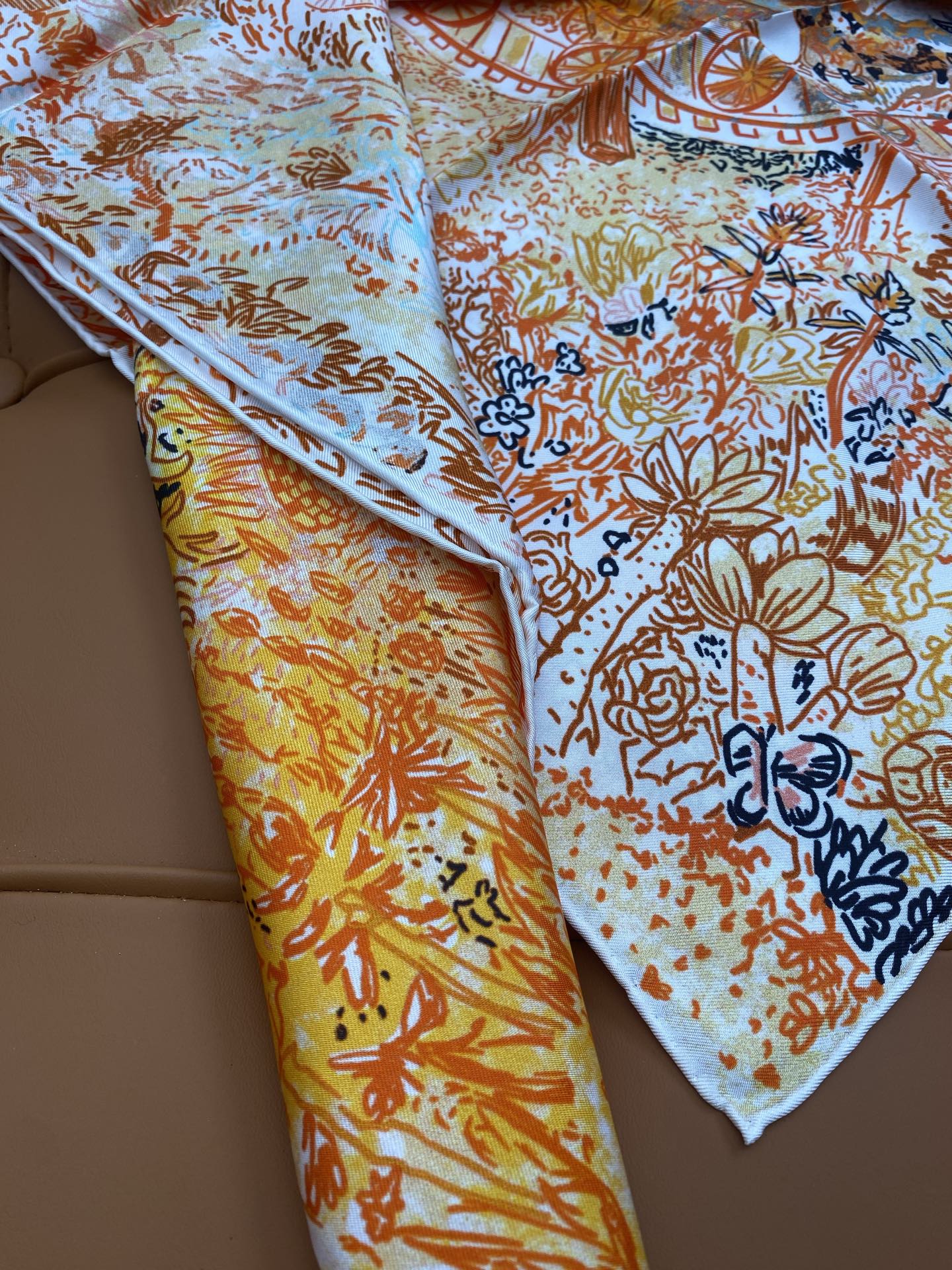  HERMES. 25s专店新款真丝方巾🆕
原版18姆米斜纹真丝 双面丝印套色饱满！
百分百100%桑蚕