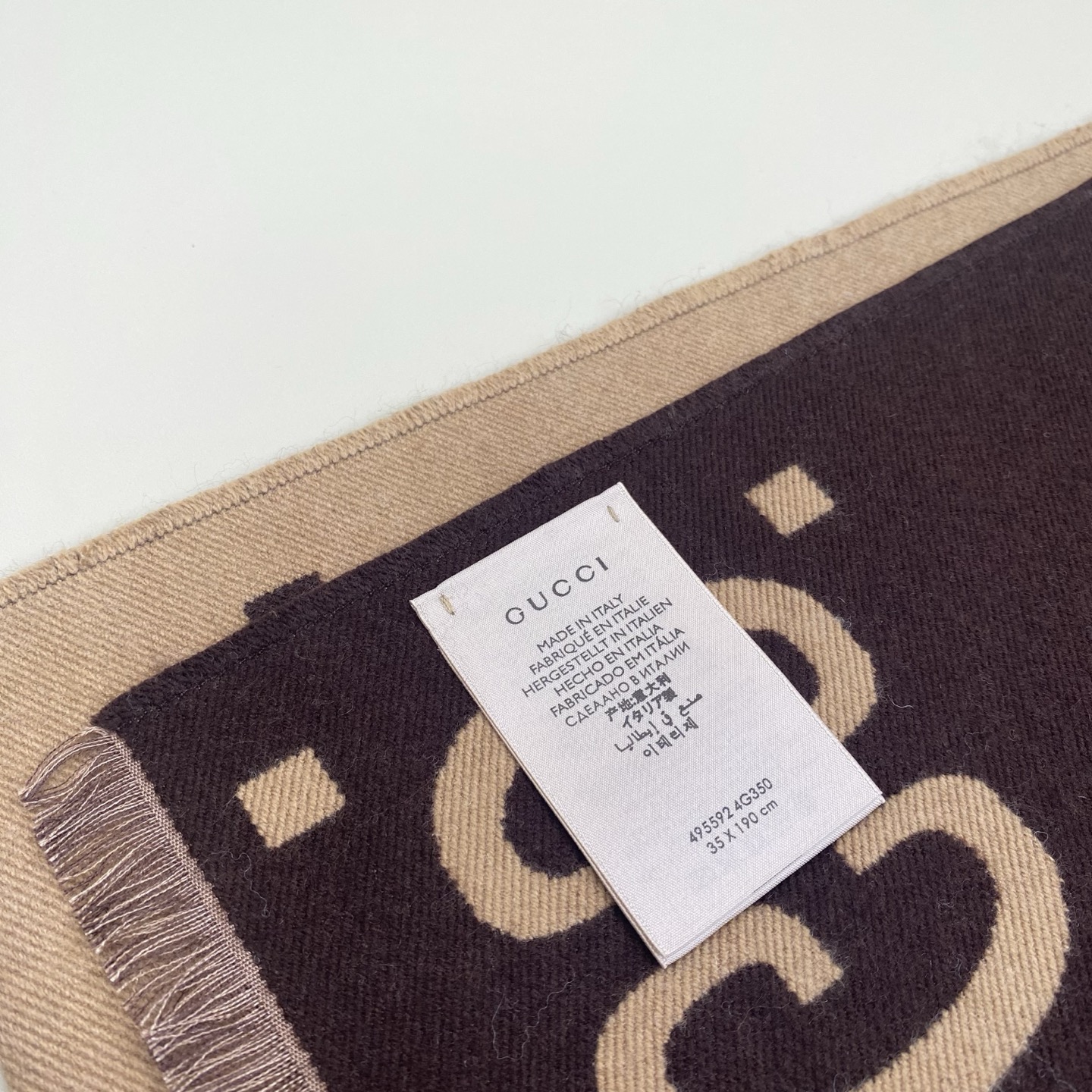  GG 菱形提花 35*190cm  91%羊毛9%真丝  
GG标识作为Gucci颇具代表性的传统精髓