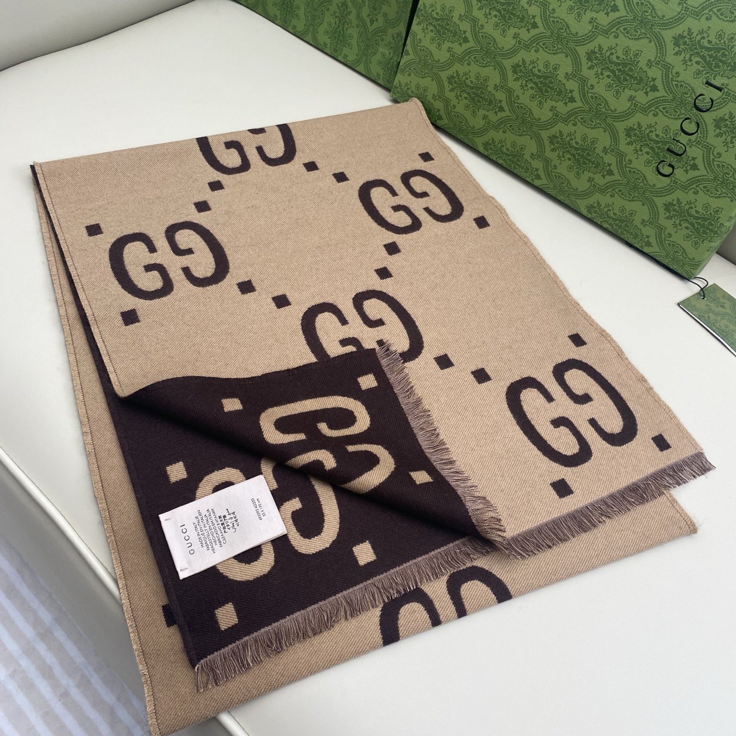  GG 菱形提花 35*190cm  91%羊毛9%真丝  
GG标识作为Gucci颇具代表性的传统精髓