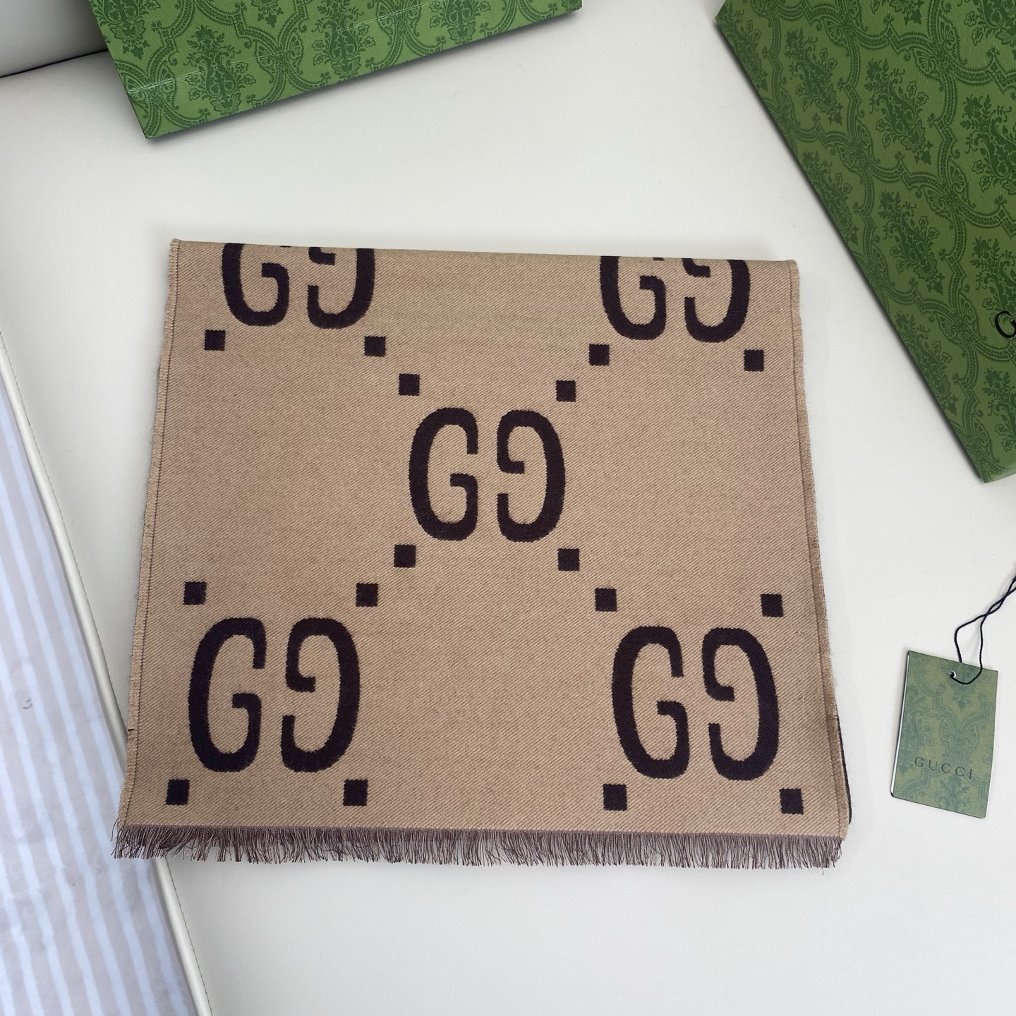  GG 菱形提花 35*190cm  91%羊毛9%真丝  
GG标识作为Gucci颇具代表性的传统精髓