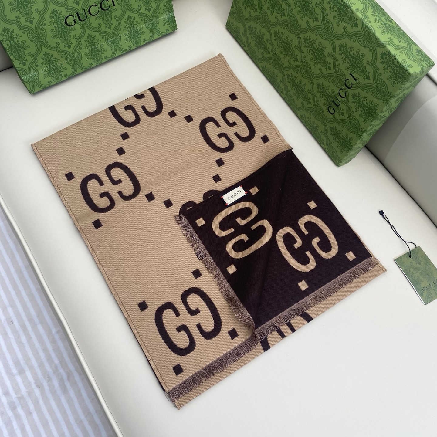  GG 菱形提花 35*190cm  91%羊毛9%真丝  
GG标识作为Gucci颇具代表性的传统精髓