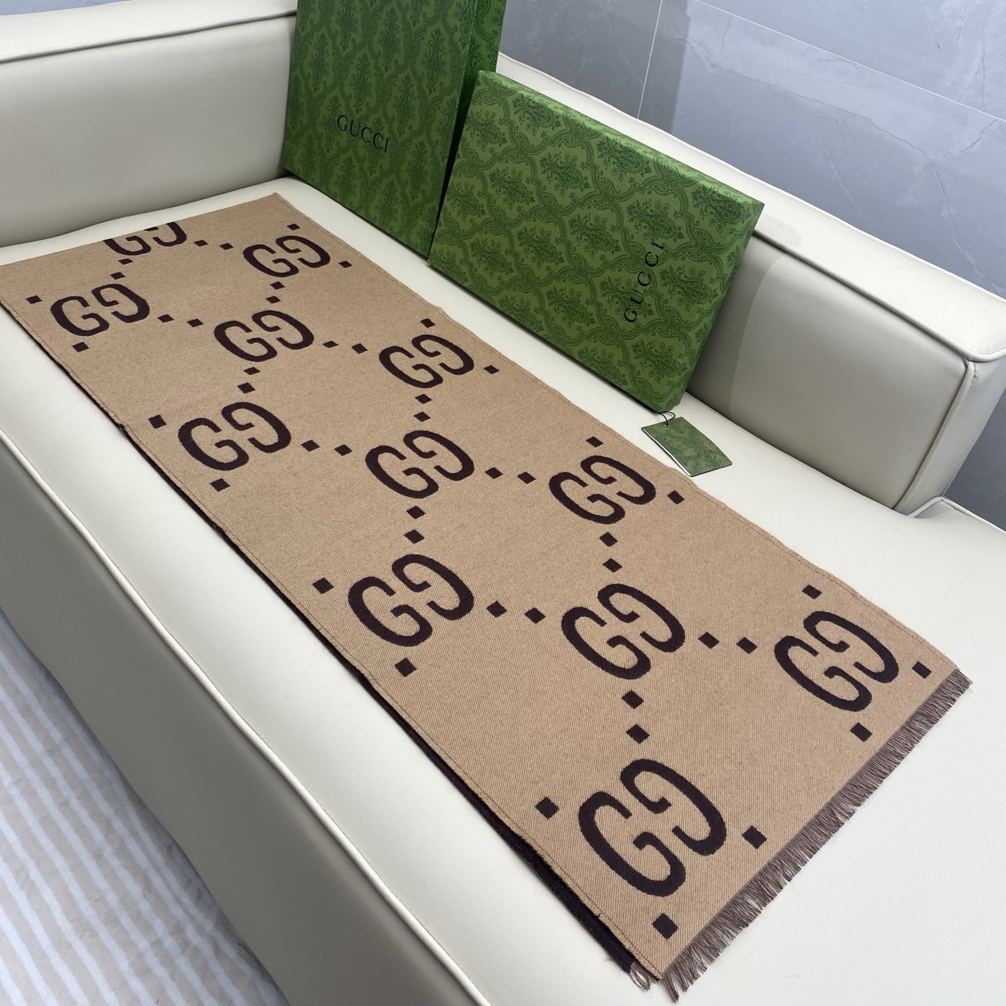  GG 菱形提花 35*190cm  91%羊毛9%真丝  
GG标识作为Gucci颇具代表性的传统精髓