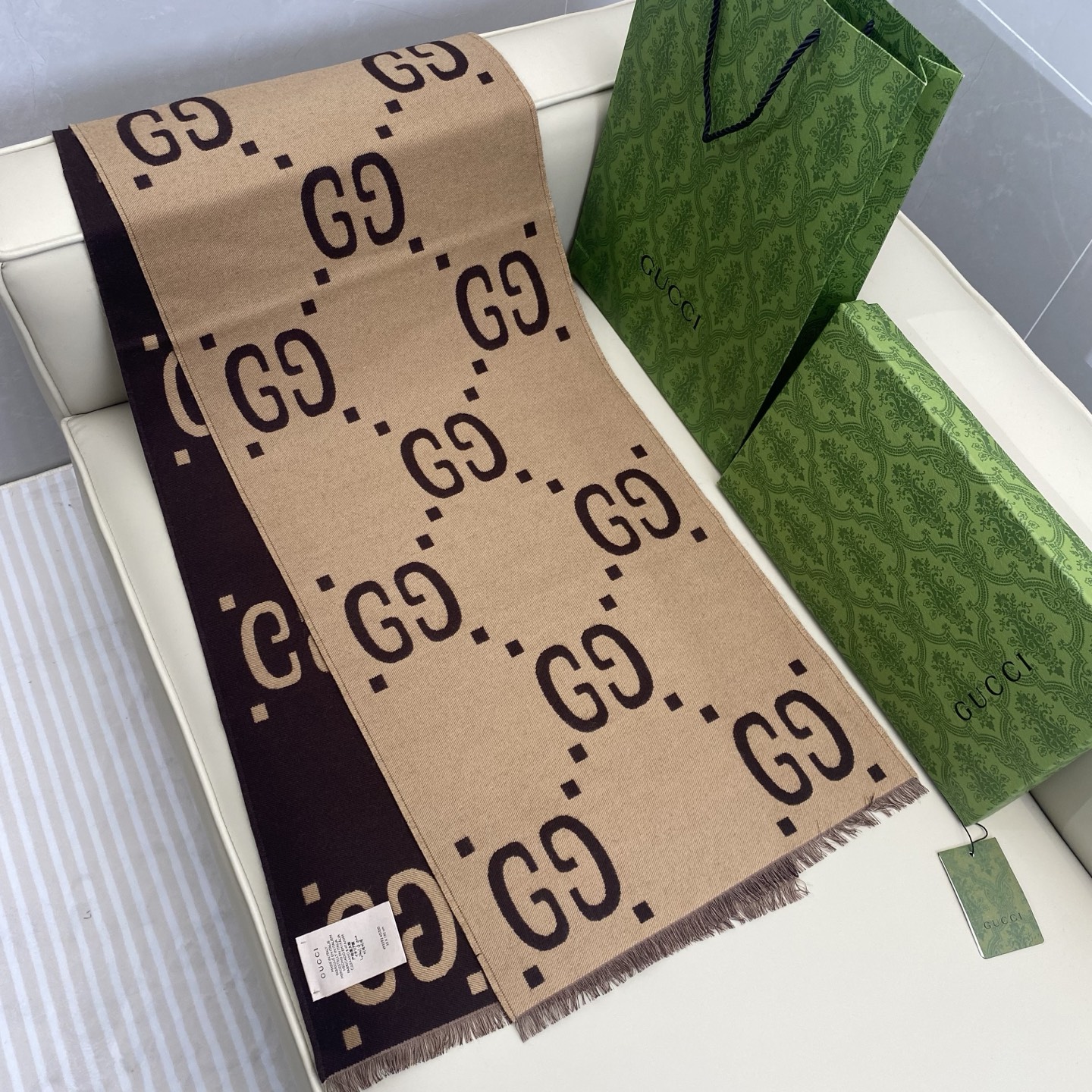  GG 菱形提花 35*190cm  91%羊毛9%真丝  
GG标识作为Gucci颇具代表性的传统精髓