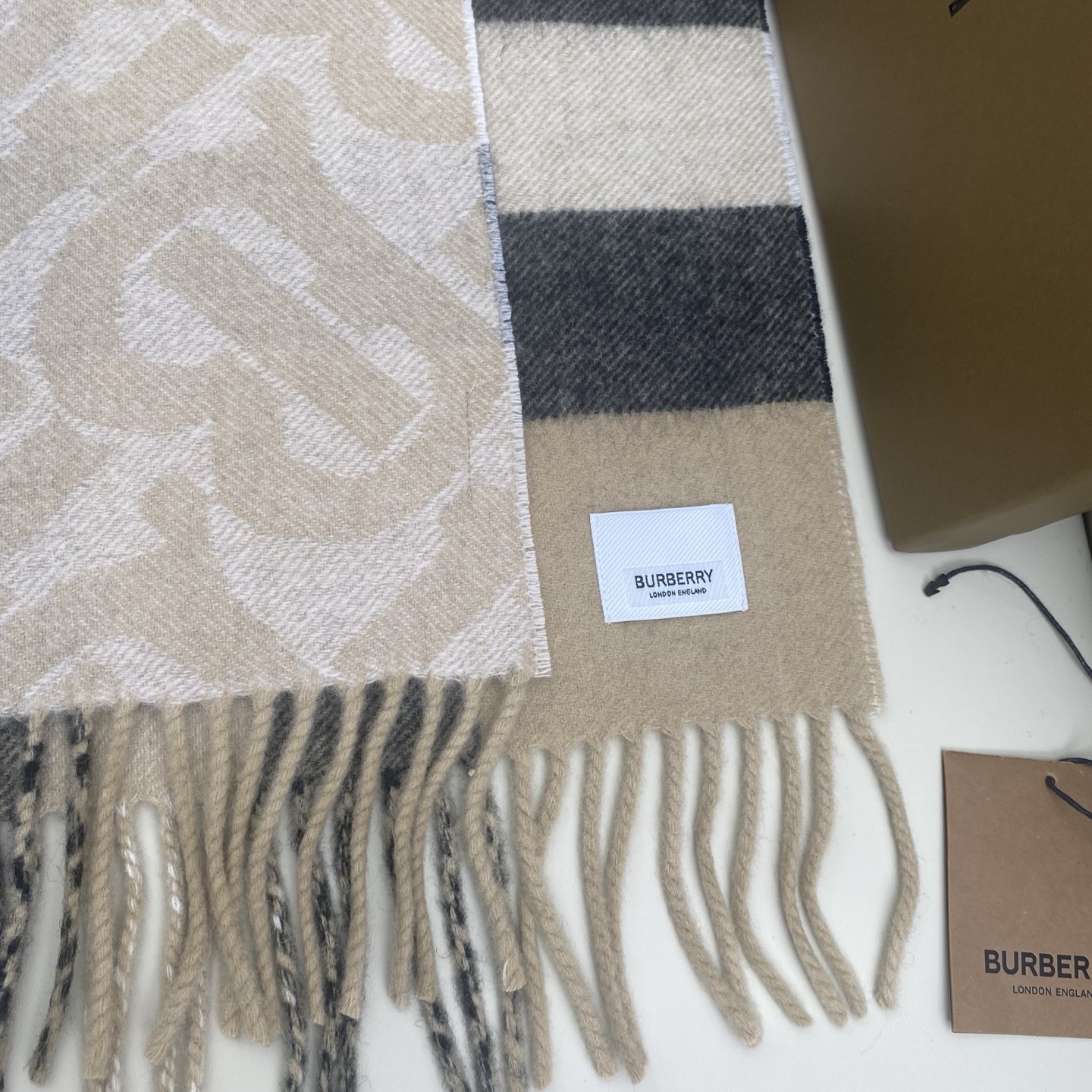  博柏利🌟经典TB logo标志vs 格子设计双面羊绒围巾，精选羊绒面料，32*180Cm