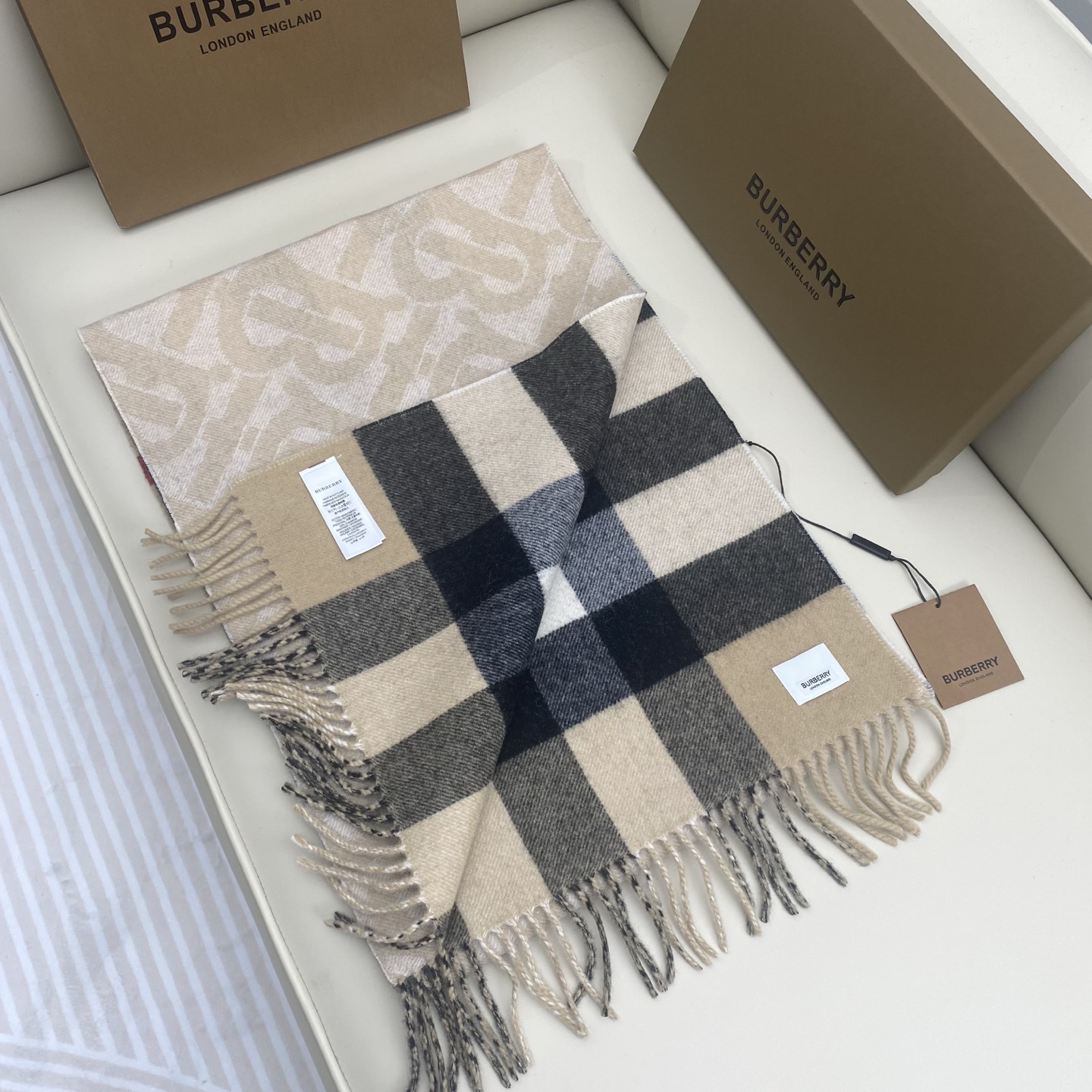  博柏利🌟经典TB logo标志vs 格子设计双面羊绒围巾，精选羊绒面料，32*180Cm