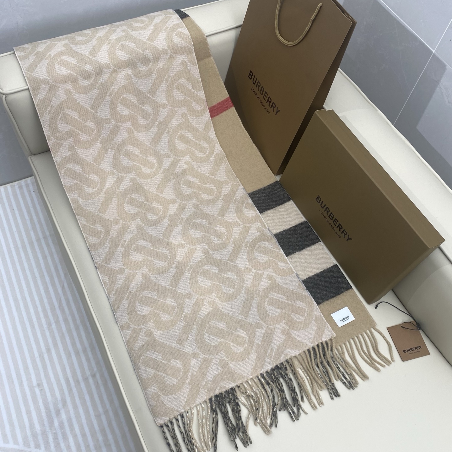  博柏利🌟经典TB logo标志vs 格子设计双面羊绒围巾，精选羊绒面料，32*180Cm