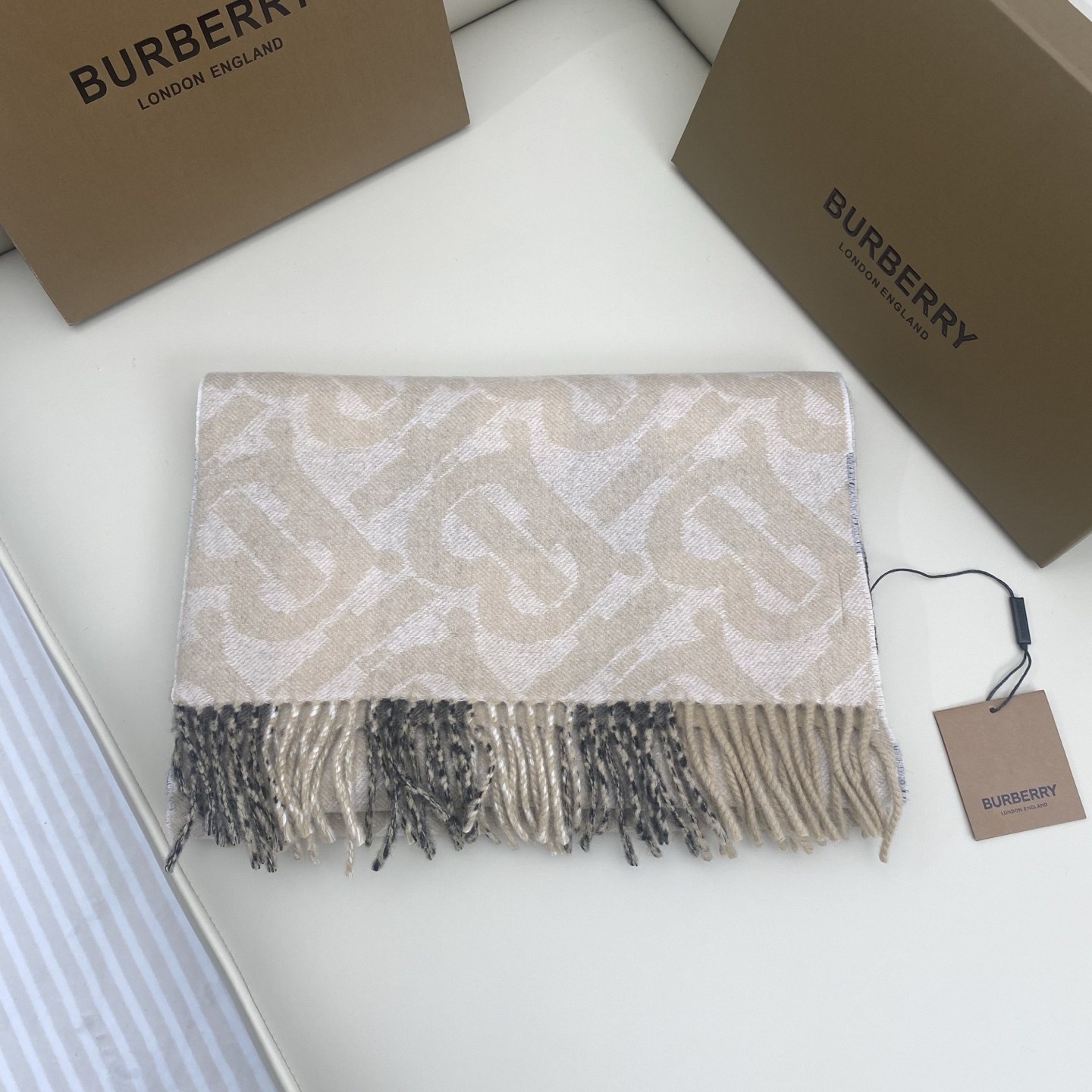  博柏利🌟经典TB logo标志vs 格子设计双面羊绒围巾，精选羊绒面料，32*180Cm