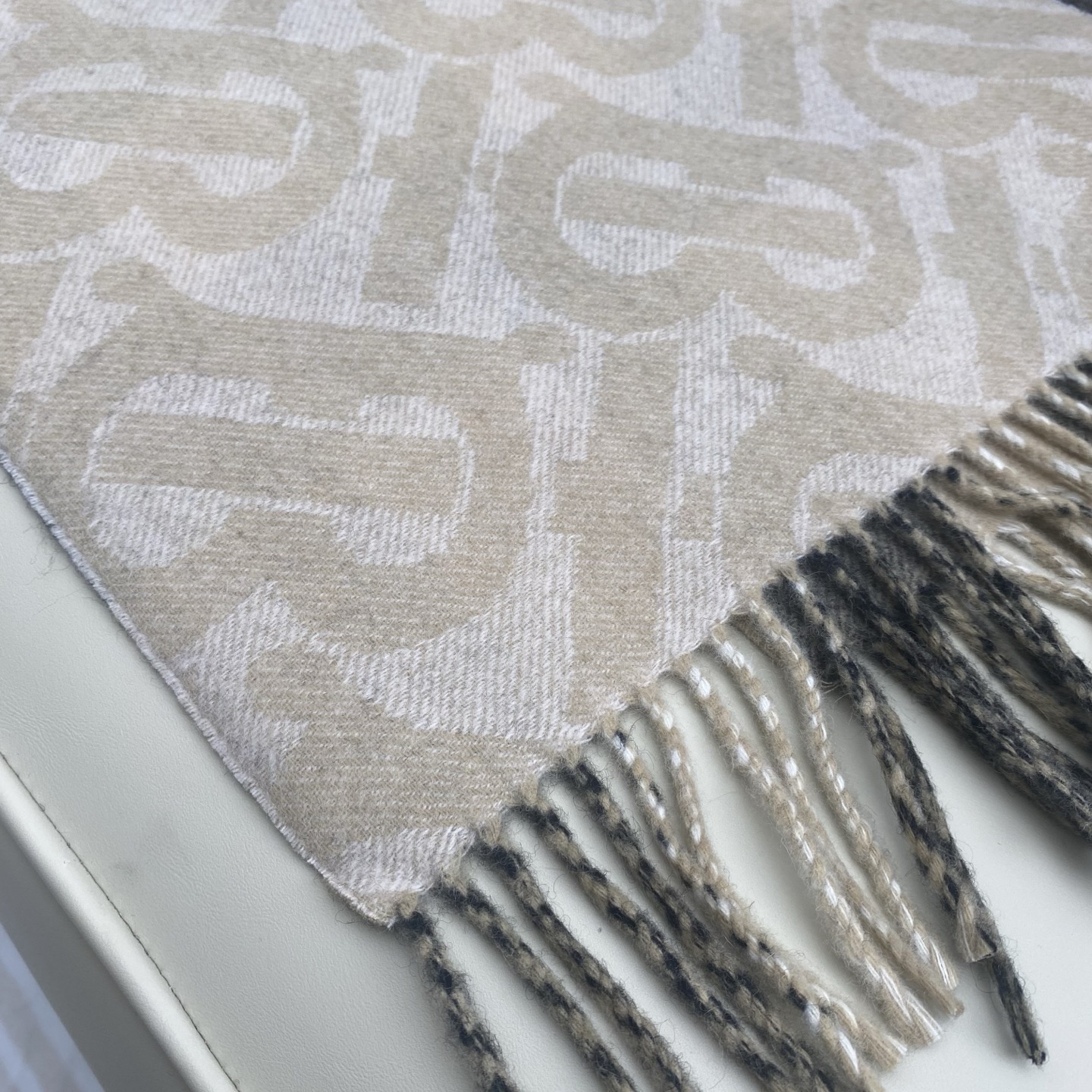  博柏利🌟经典TB logo标志vs 格子设计双面羊绒围巾，精选羊绒面料，32*180Cm