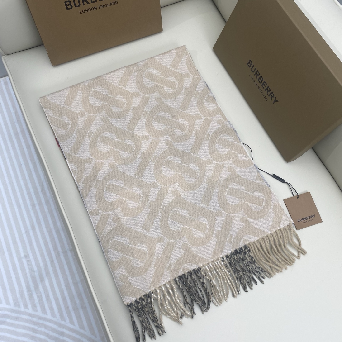  博柏利🌟经典TB logo标志vs 格子设计双面羊绒围巾，精选羊绒面料，32*180Cm