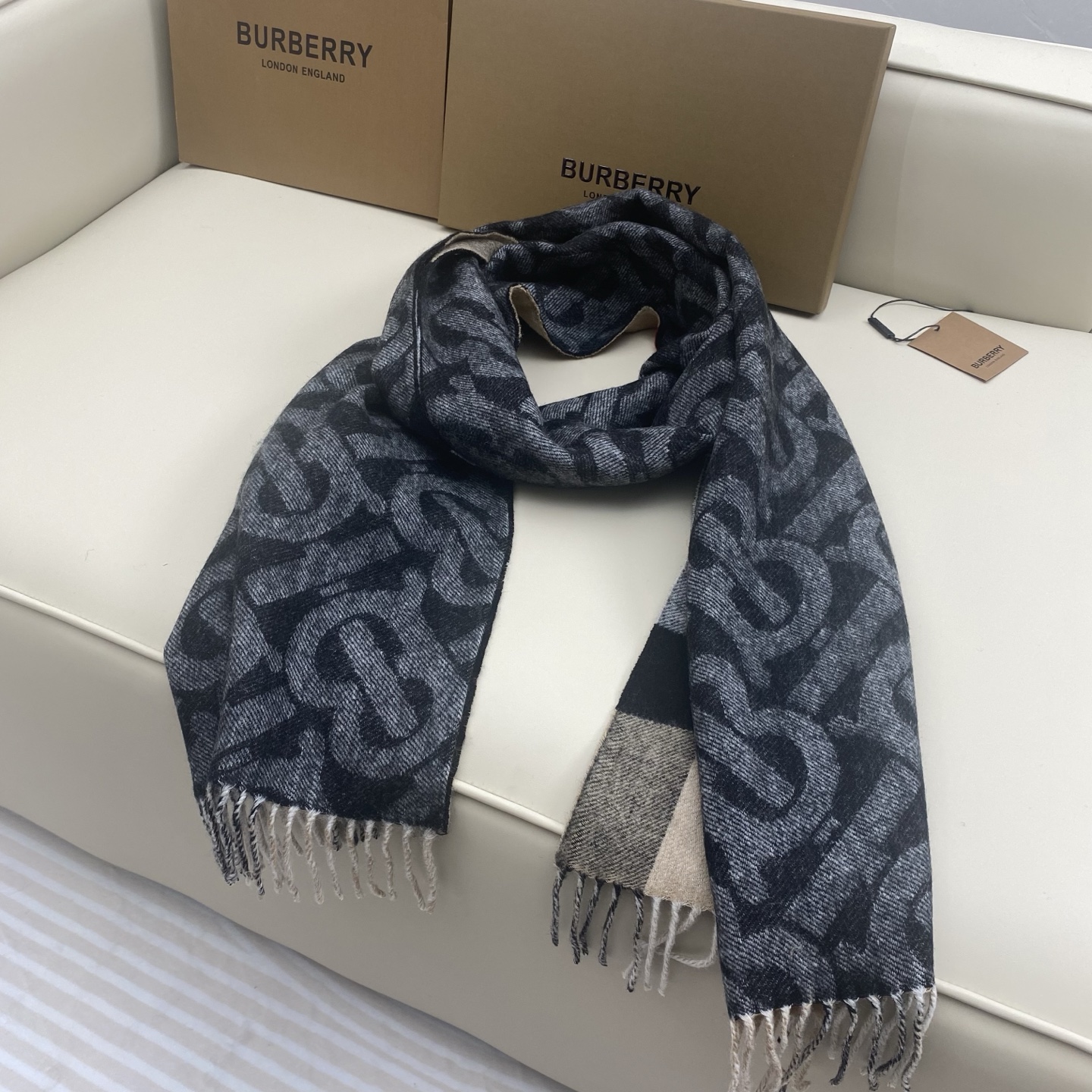  博柏利🌟经典TB logo标志vs 格子设计双面羊绒围巾，精选羊绒面料，32*180Cm