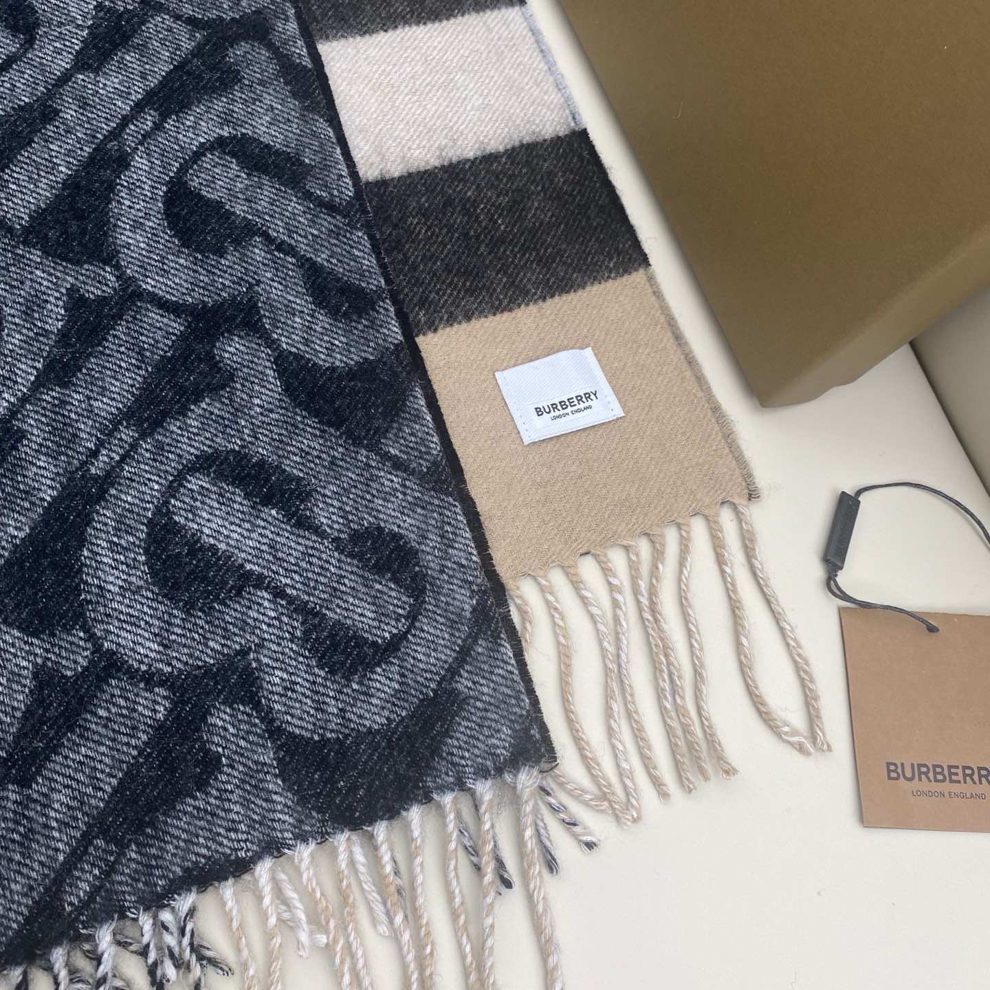  博柏利🌟经典TB logo标志vs 格子设计双面羊绒围巾，精选羊绒面料，32*180Cm