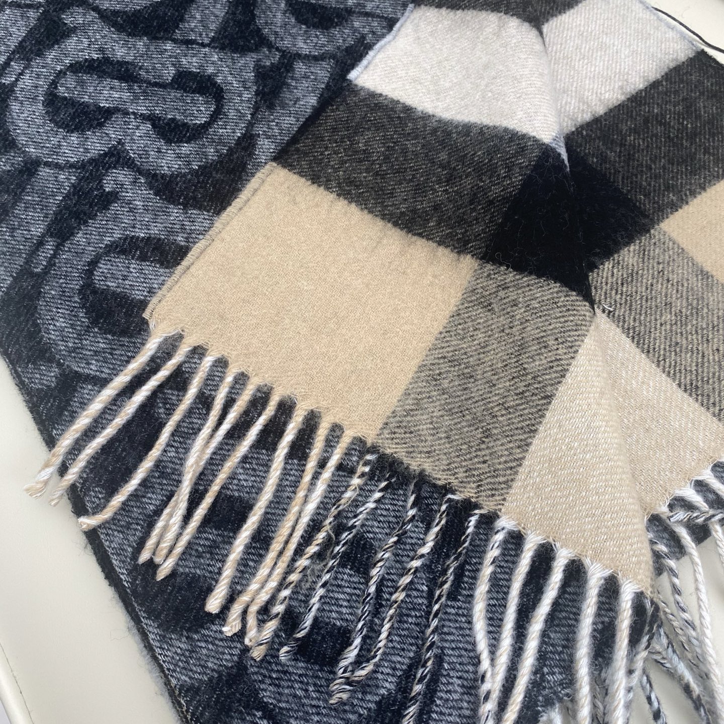  博柏利🌟经典TB logo标志vs 格子设计双面羊绒围巾，精选羊绒面料，32*180Cm