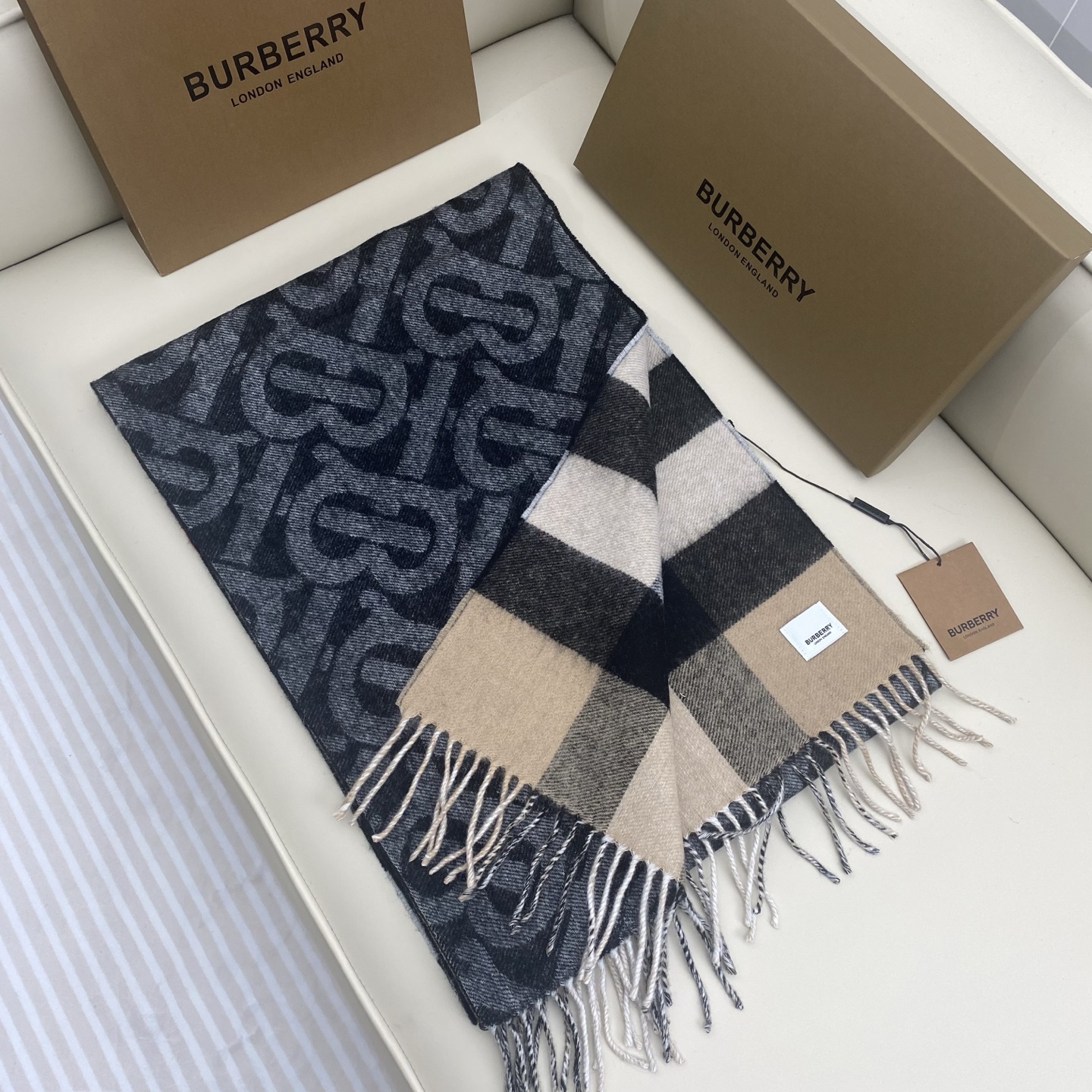  博柏利🌟经典TB logo标志vs 格子设计双面羊绒围巾，精选羊绒面料，32*180Cm