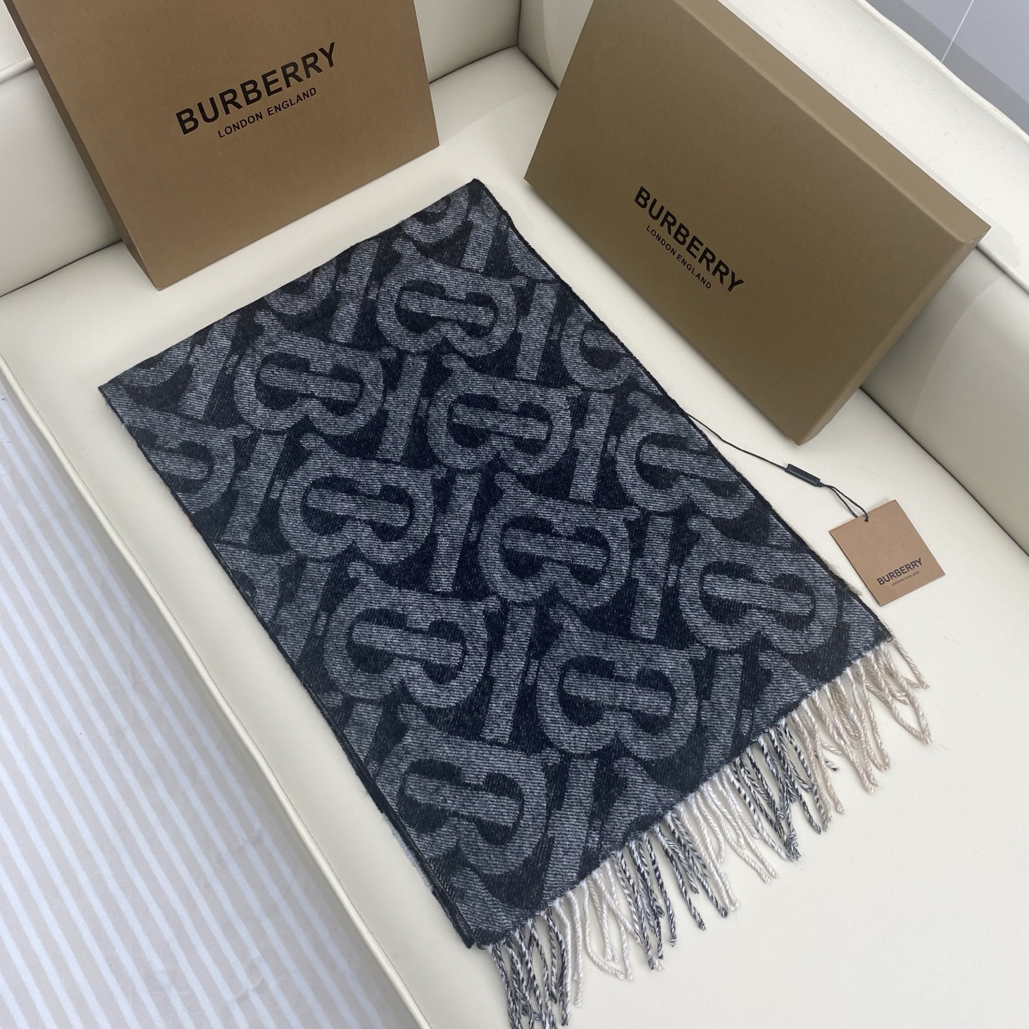  博柏利🌟经典TB logo标志vs 格子设计双面羊绒围巾，精选羊绒面料，32*180Cm