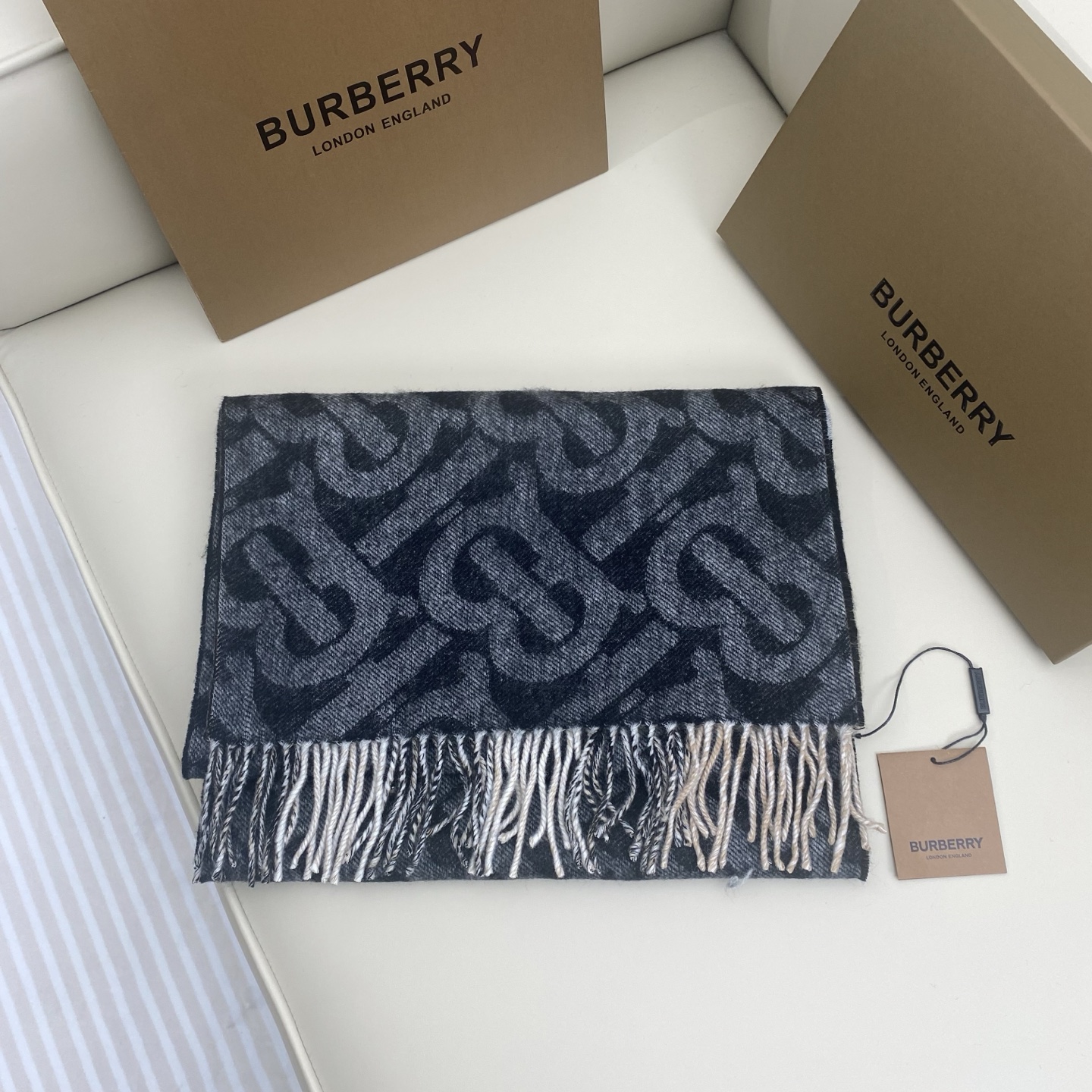  博柏利🌟经典TB logo标志vs 格子设计双面羊绒围巾，精选羊绒面料，32*180Cm