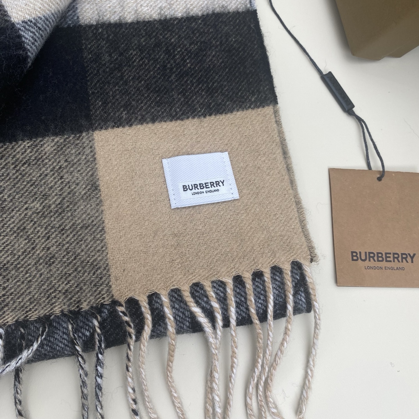  博柏利🌟经典TB logo标志vs 格子设计双面羊绒围巾，精选羊绒面料，32*180Cm