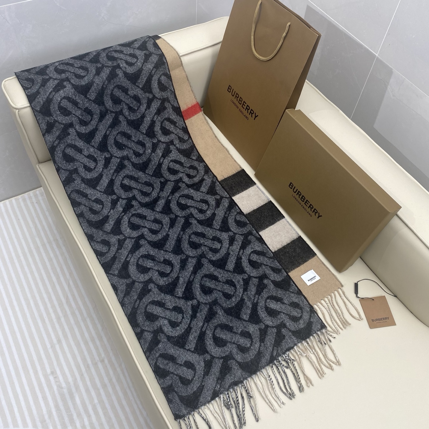  博柏利🌟经典TB logo标志vs 格子设计双面羊绒围巾，精选羊绒面料，32*180Cm