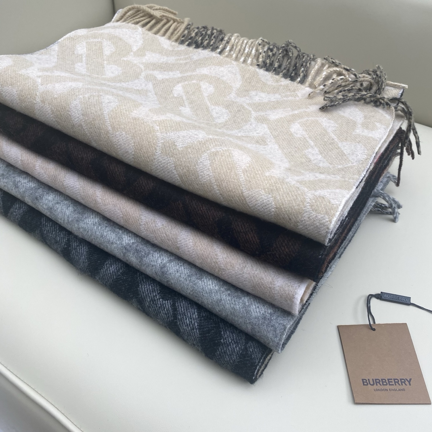  博柏利🌟经典TB logo标志vs 格子设计双面羊绒围巾，精选羊绒面料，32*180Cm