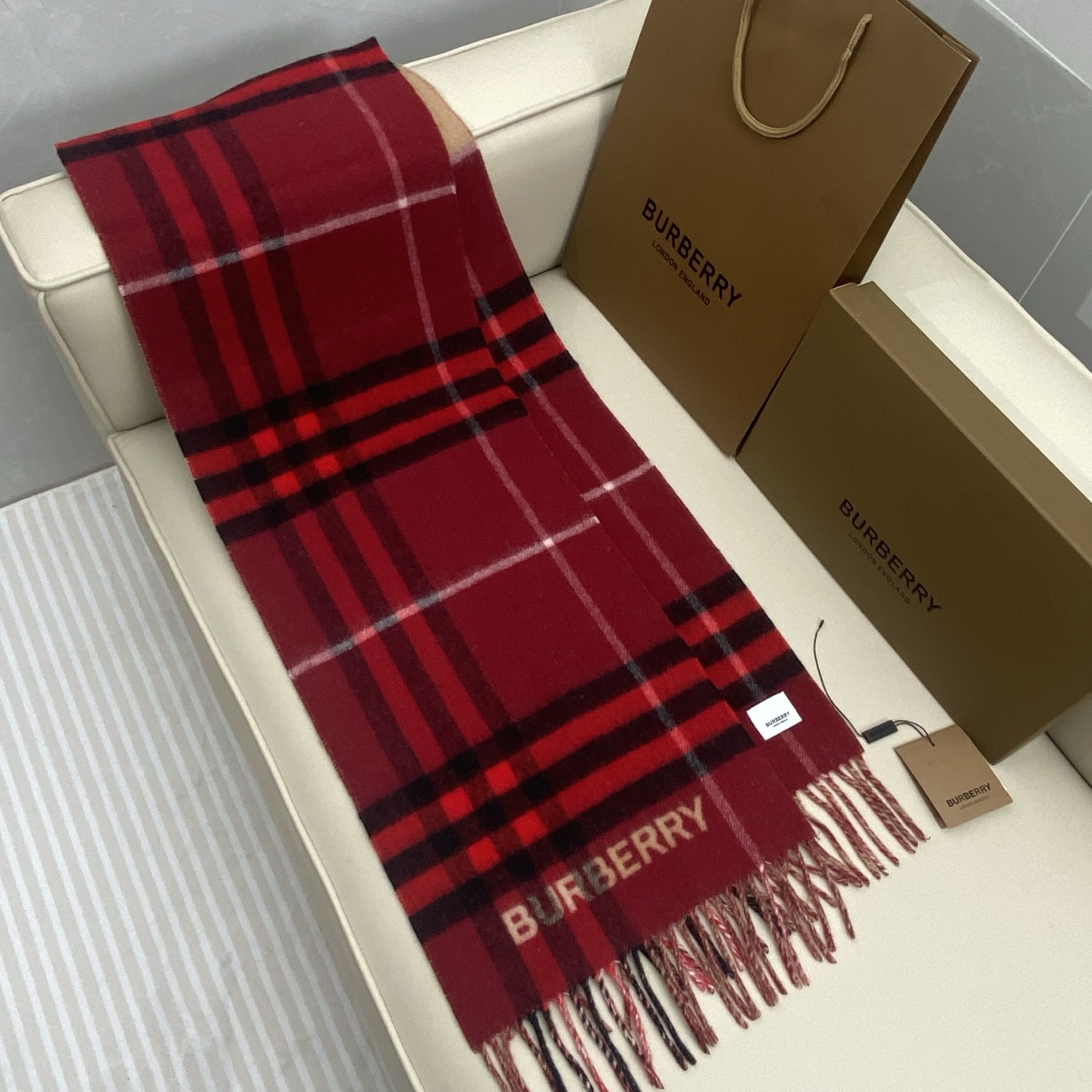  𝐁𝐮𝐫𝐛𝐞𝐫𝐫. 《格纹拼色围巾 》驼色拼嫣红色
Size：168x30cm  100%Lana羊绒
