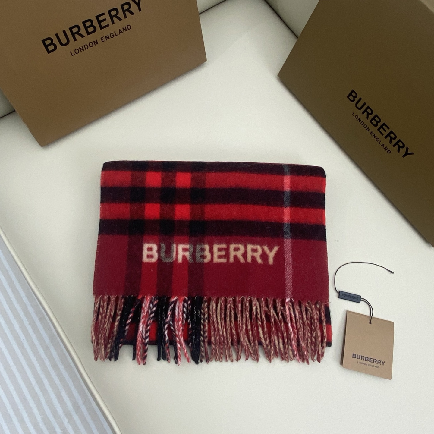  𝐁𝐮𝐫𝐛𝐞𝐫𝐫. 《格纹拼色围巾 》驼色拼嫣红色
Size：168x30cm  100%Lana羊绒
