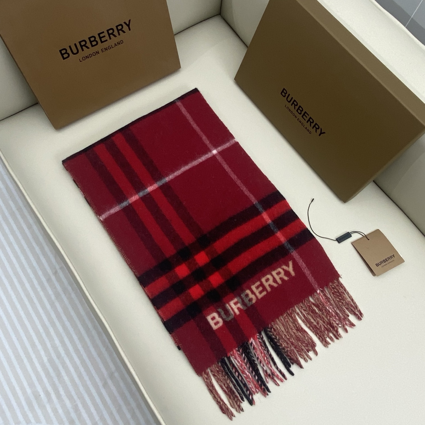  𝐁𝐮𝐫𝐛𝐞𝐫𝐫. 《格纹拼色围巾 》驼色拼嫣红色
Size：168x30cm  100%Lana羊绒
