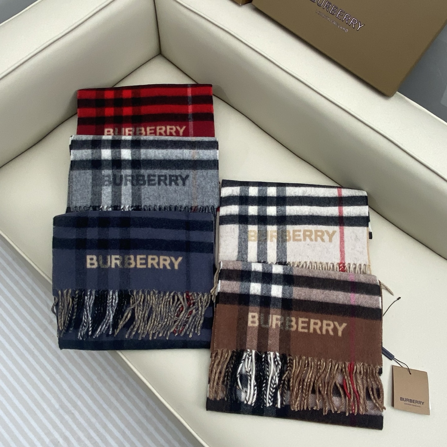  𝐁𝐮𝐫𝐛𝐞𝐫𝐫. 《格纹拼色围巾 》驼色拼雾蓝色
Size：168x30cm  100%Lana羊绒
