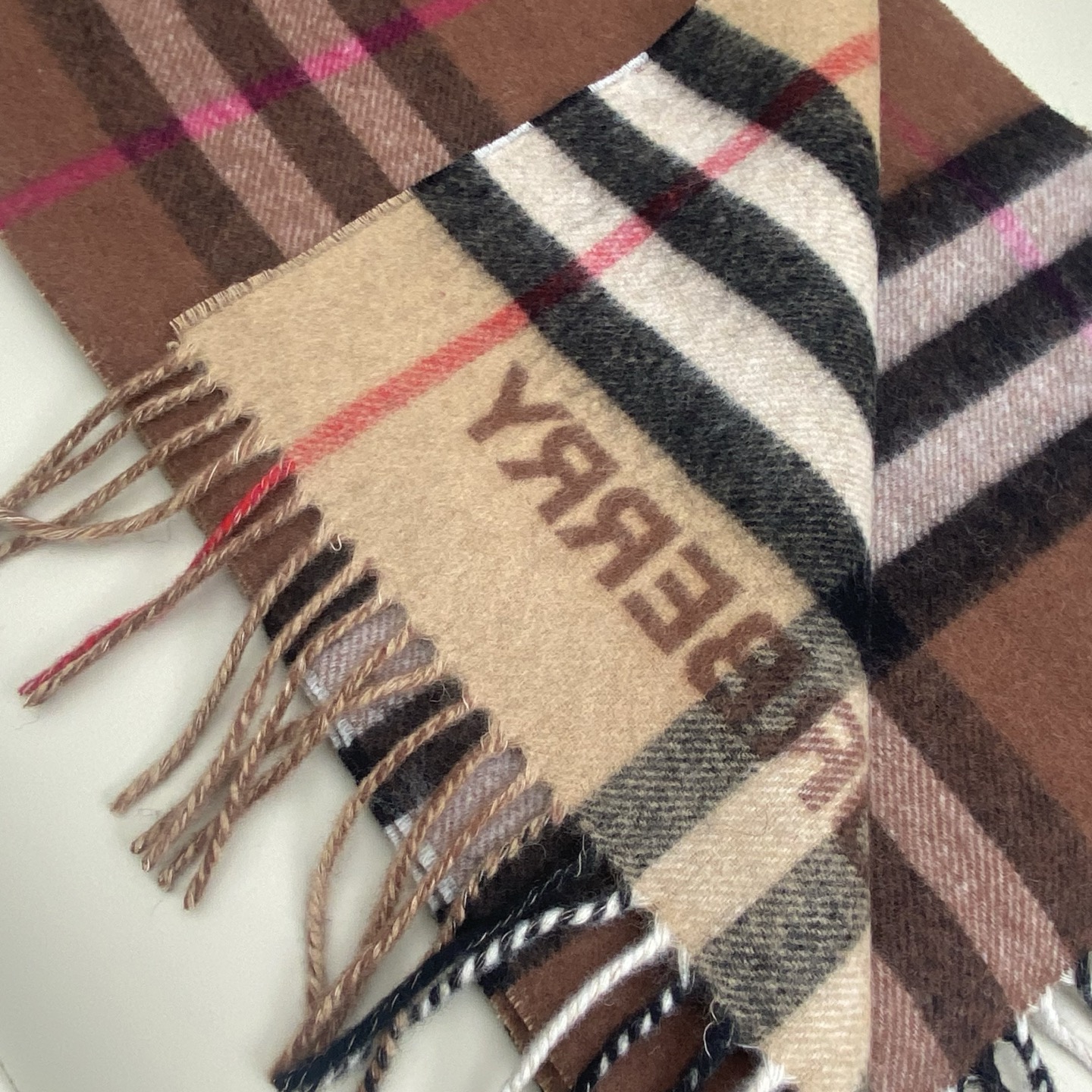  𝐁𝐮𝐫𝐛𝐞𝐫𝐫. 《格纹拼色围巾 》驼色拼焦糖色
Size：168x30cm  100%Lana羊绒
