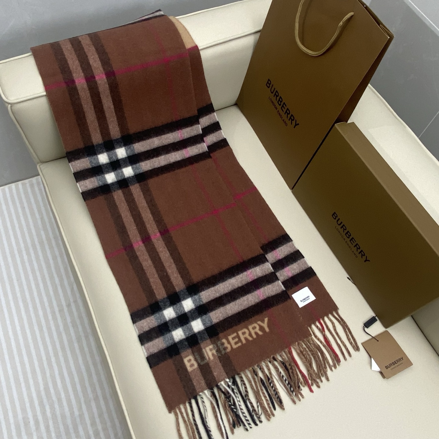  𝐁𝐮𝐫𝐛𝐞𝐫𝐫. 《格纹拼色围巾 》驼色拼焦糖色
Size：168x30cm  100%Lana羊绒
