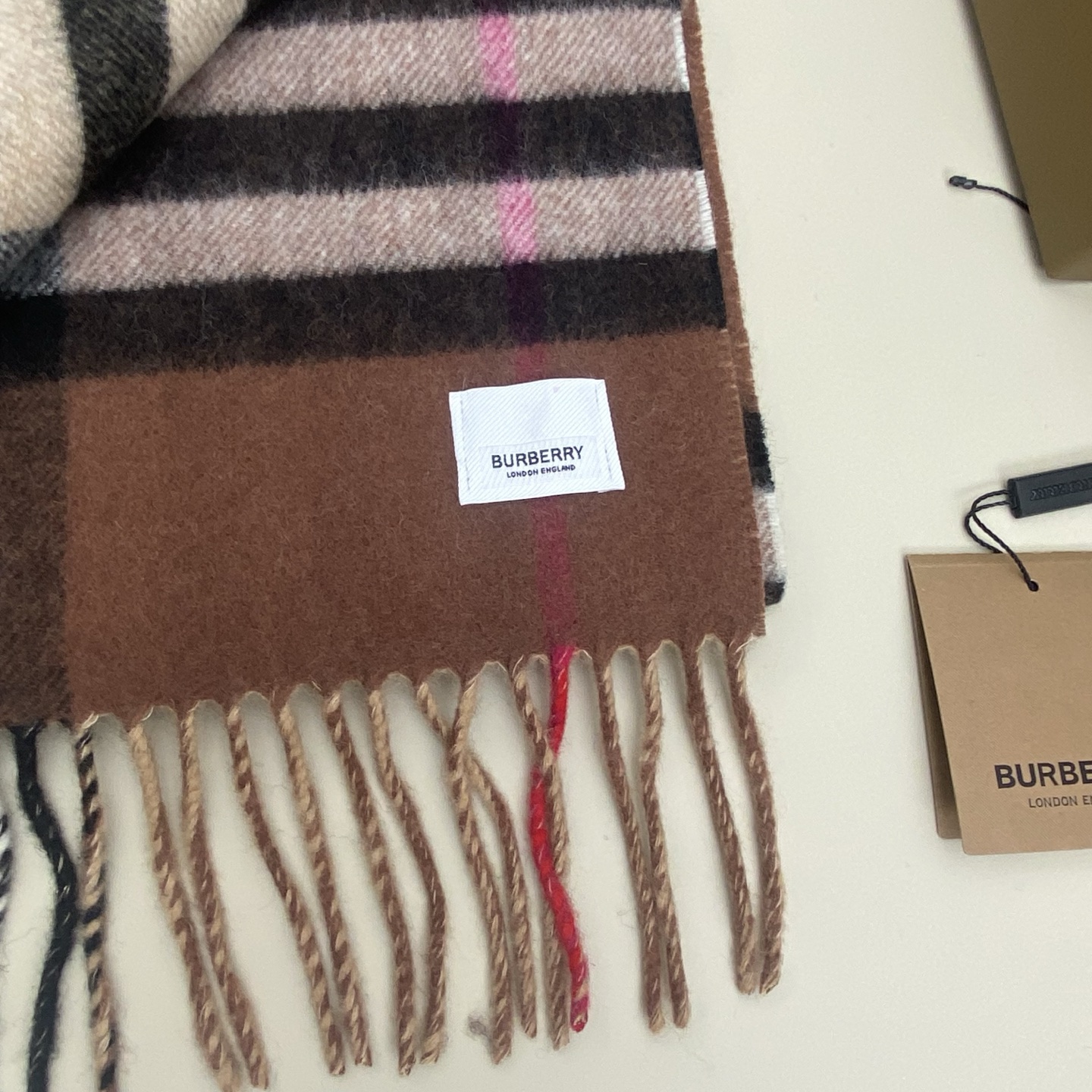  𝐁𝐮𝐫𝐛𝐞𝐫𝐫. 《格纹拼色围巾 》驼色拼焦糖色
Size：168x30cm  100%Lana羊绒
