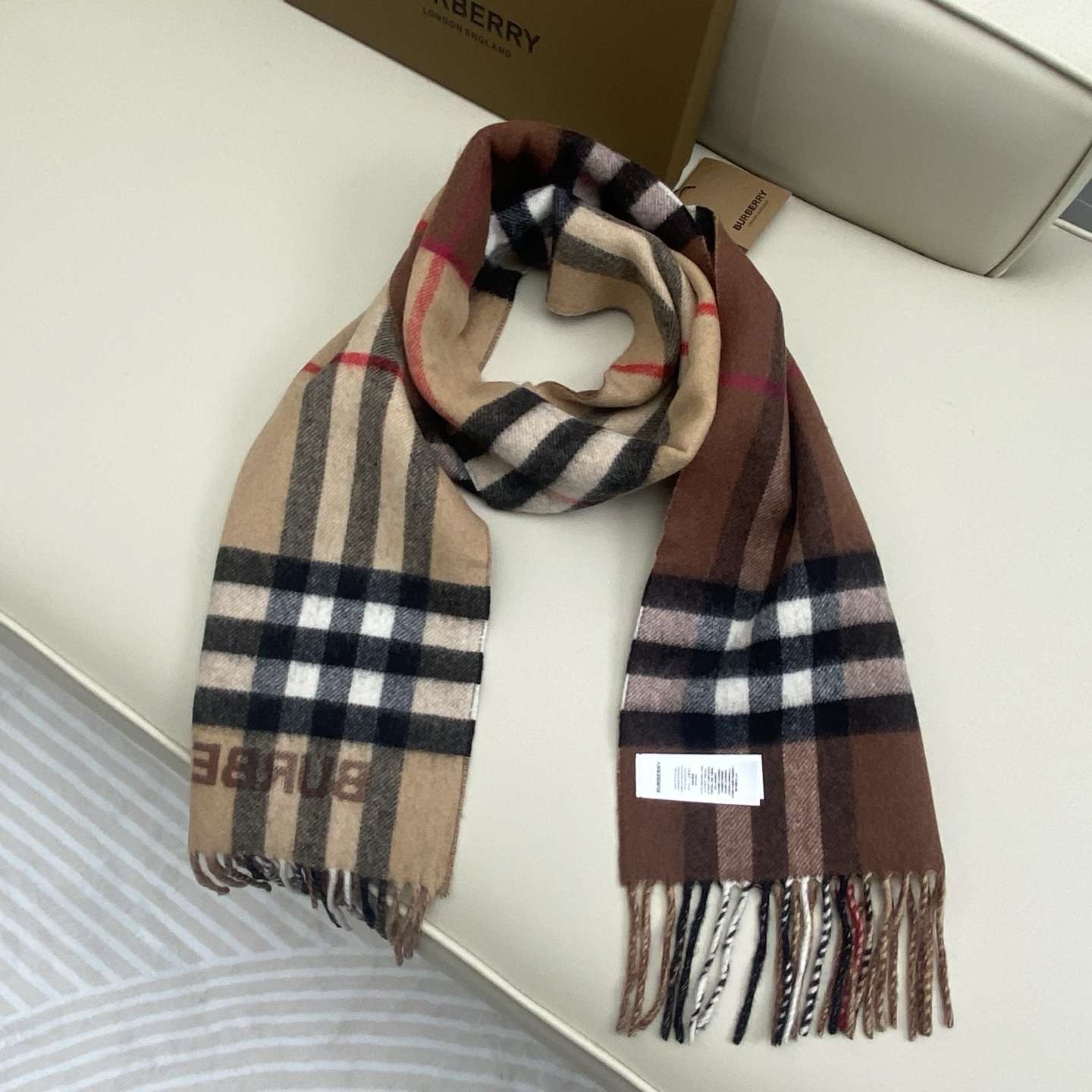  𝐁𝐮𝐫𝐛𝐞𝐫𝐫. 《格纹拼色围巾 》驼色拼焦糖色
Size：168x30cm  100%Lana羊绒
