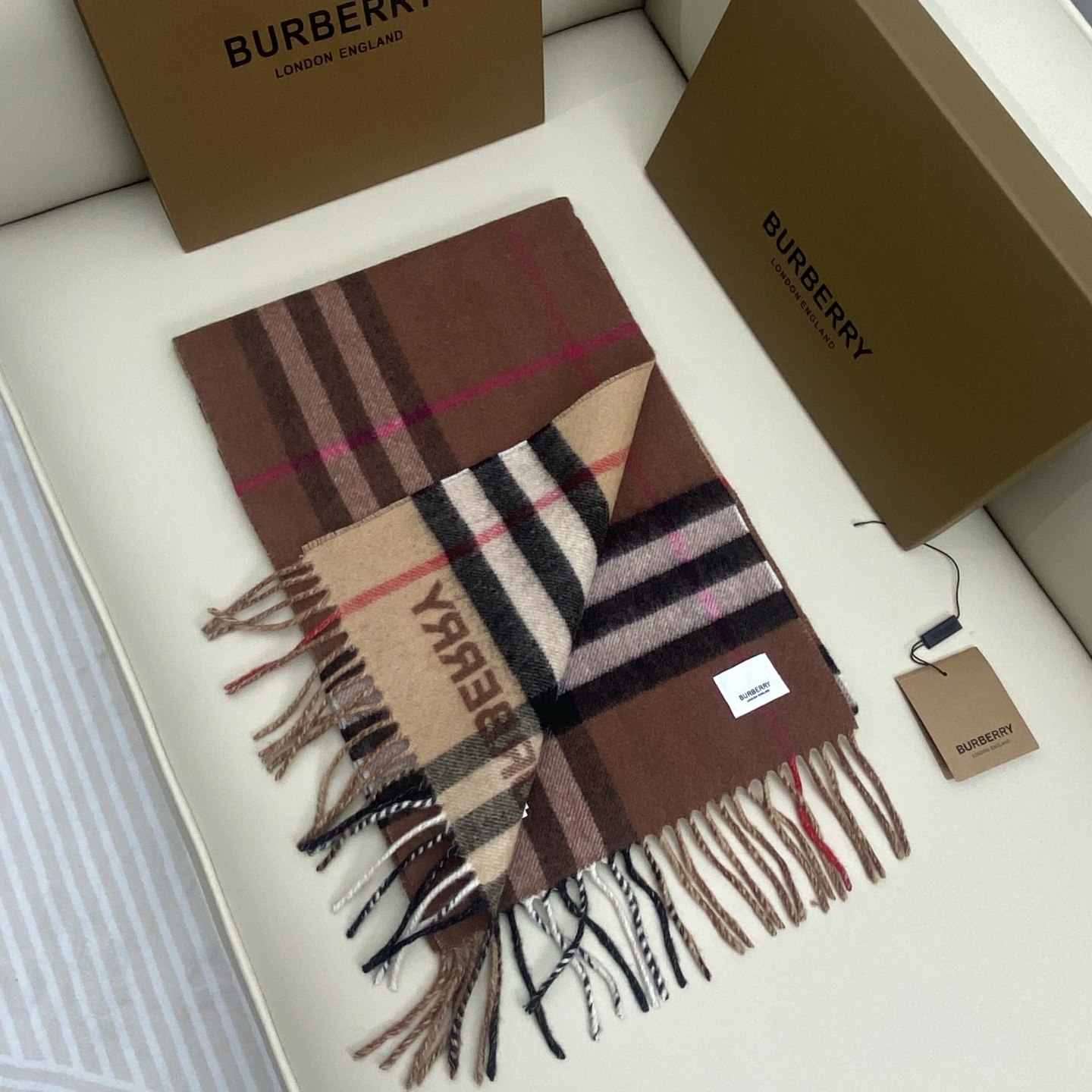  𝐁𝐮𝐫𝐛𝐞𝐫𝐫. 《格纹拼色围巾 》驼色拼焦糖色
Size：168x30cm  100%Lana羊绒
