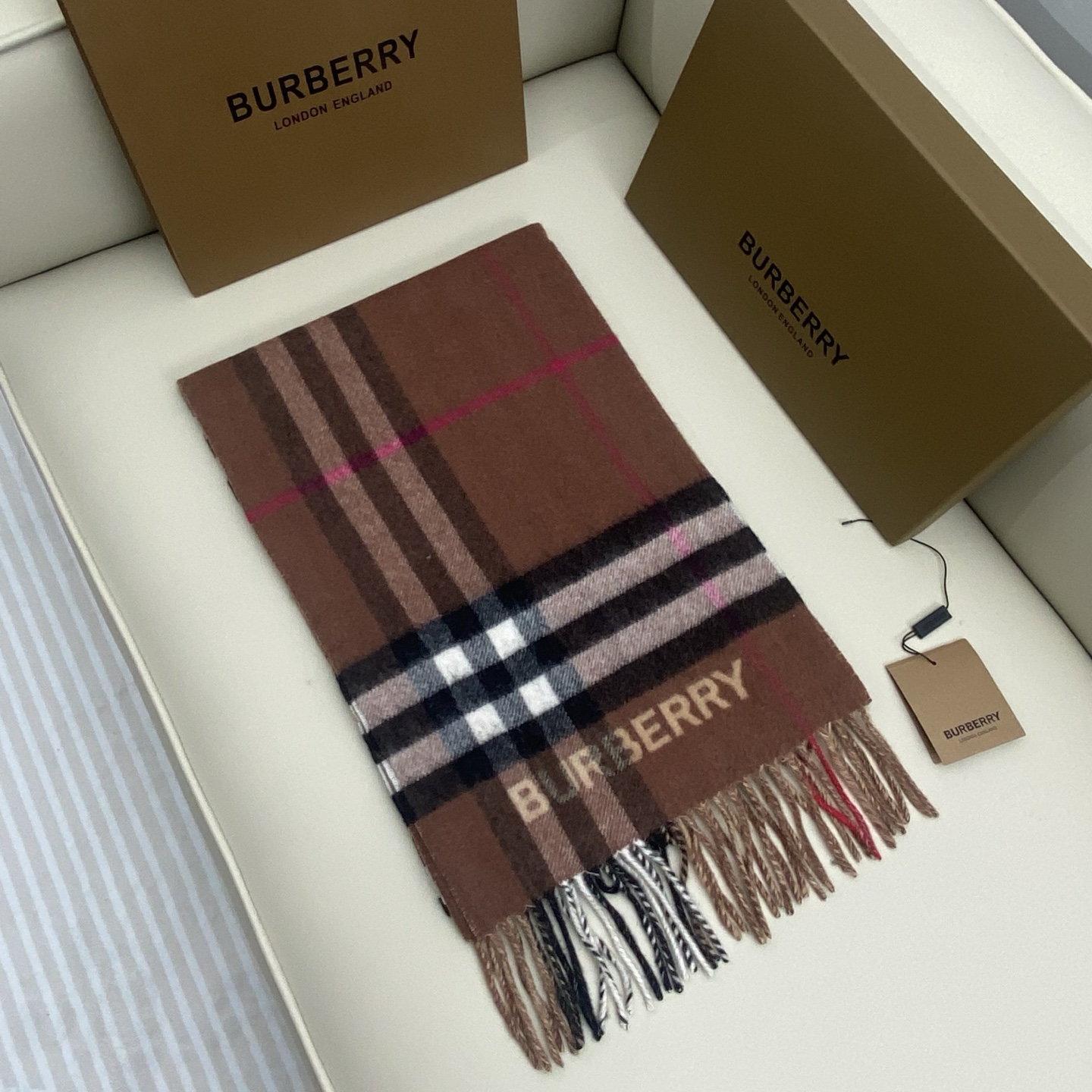  𝐁𝐮𝐫𝐛𝐞𝐫𝐫. 《格纹拼色围巾 》驼色拼焦糖色
Size：168x30cm  100%Lana羊绒
