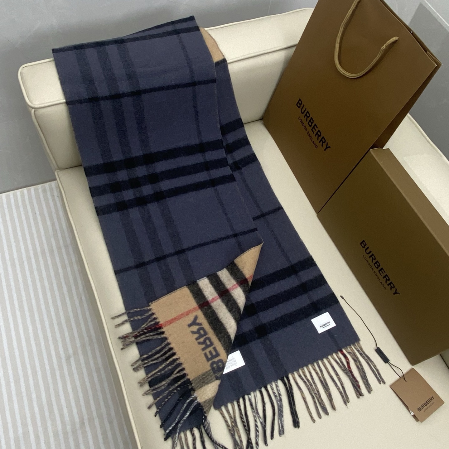  𝐁𝐮𝐫𝐛𝐞𝐫𝐫. 《格纹拼色围巾 》驼色拼雾蓝色
Size：168x30cm  100%Lana羊绒
